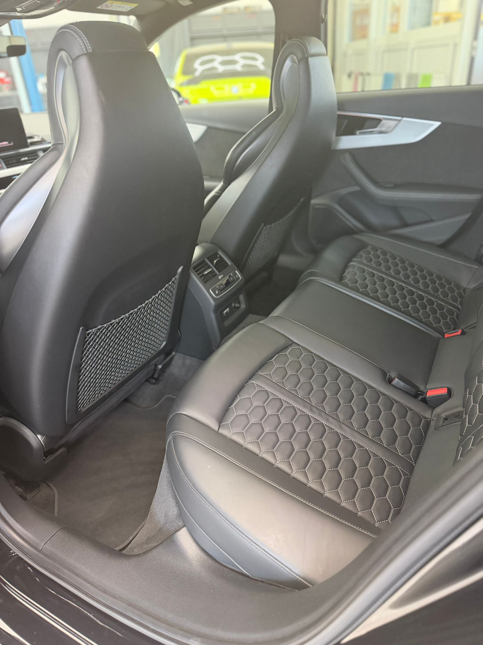 AUDI RS4 Avant quattro tiptronic-image-9