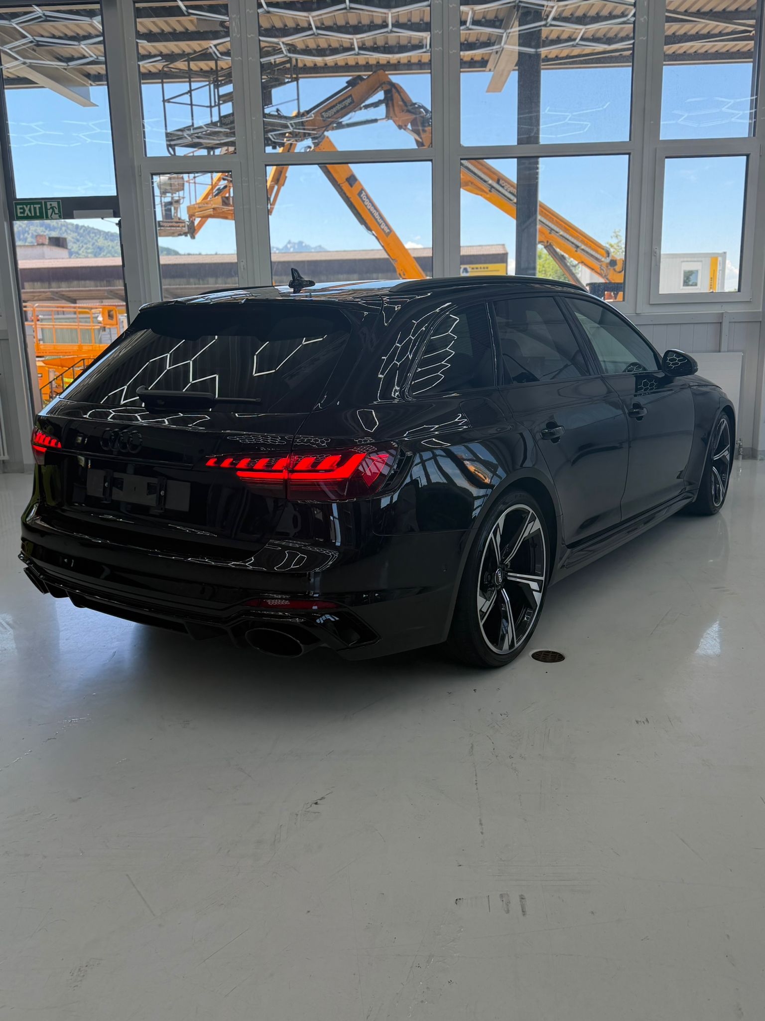 AUDI RS4 Avant quattro tiptronic-image-2