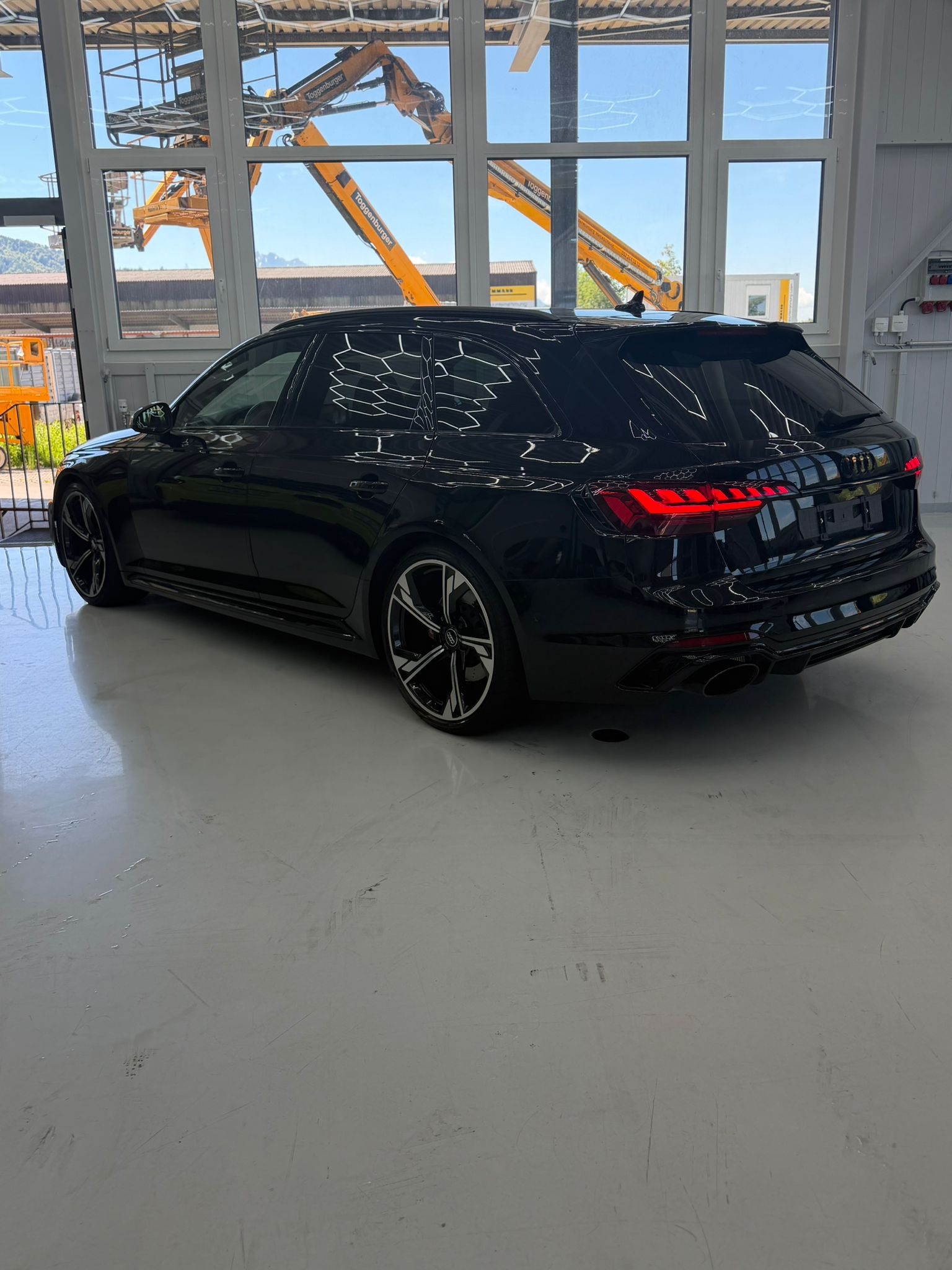 AUDI RS4 Avant quattro tiptronic-image-1