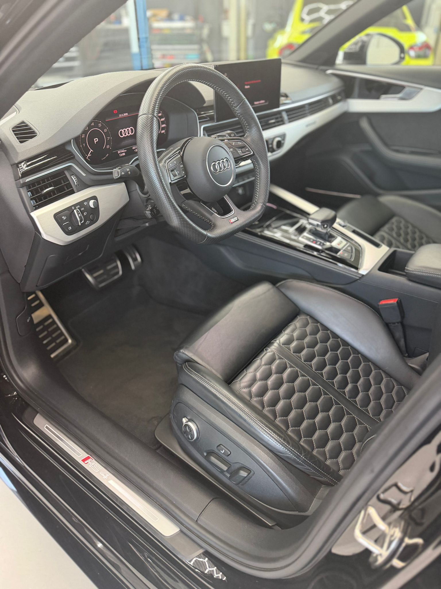 AUDI RS4 Avant quattro tiptronic-image-6