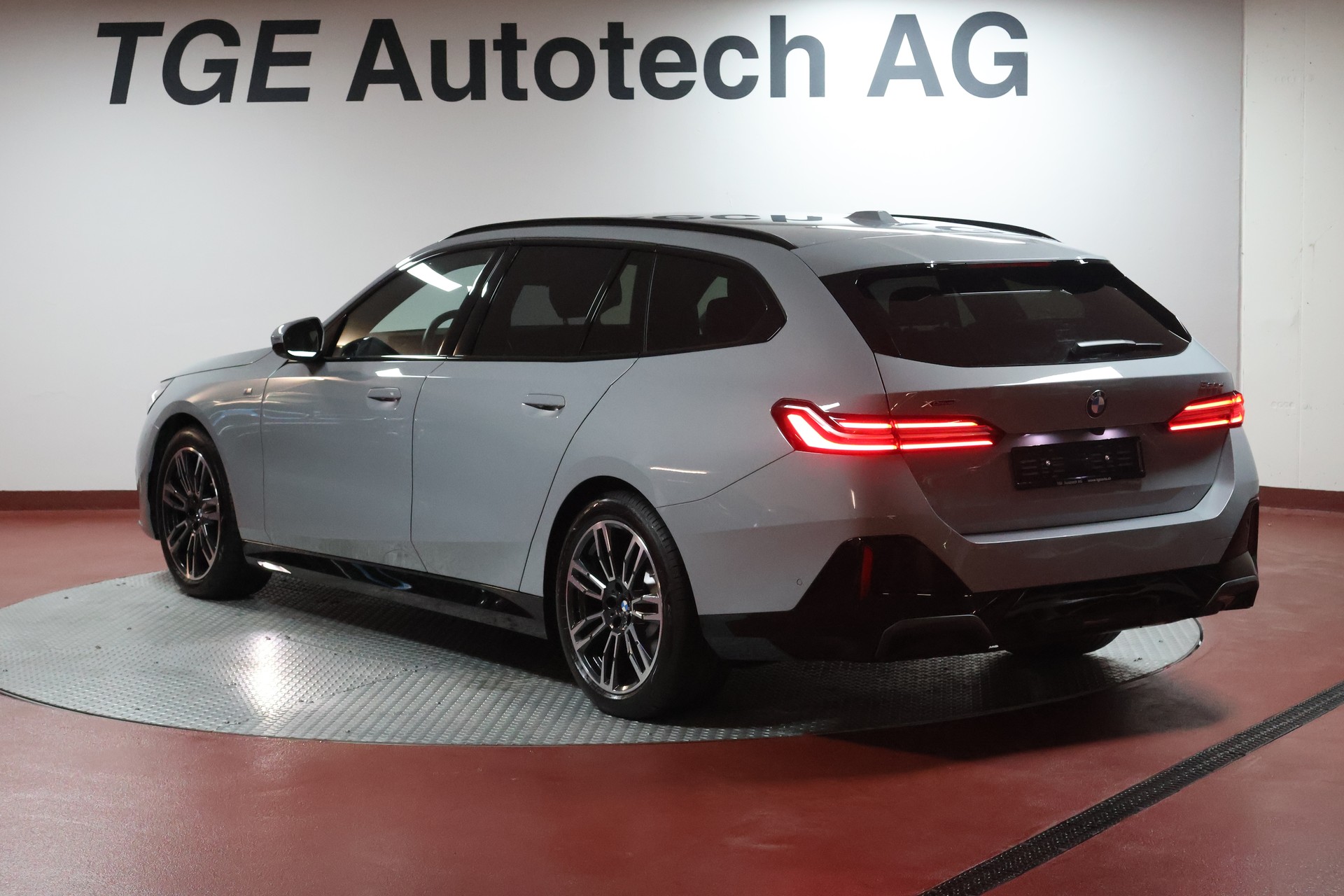 BMW 520d xDrive 48V Touring M Sport Steptronic-image-18