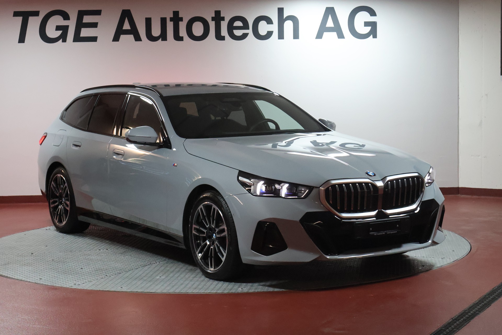 BMW 520d xDrive 48V Touring M Sport Steptronic-image-2