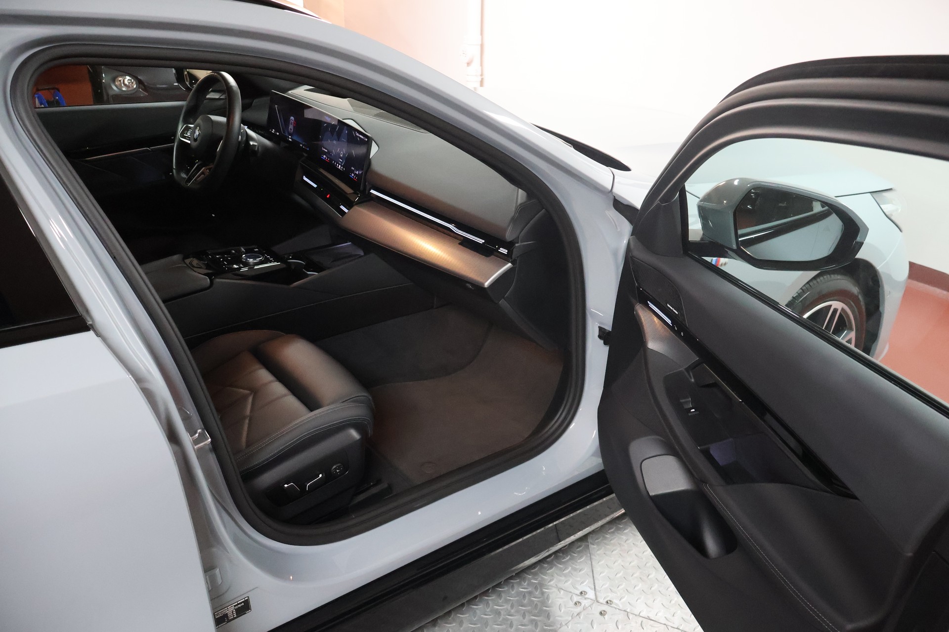 BMW 520d xDrive 48V Touring M Sport Steptronic-image-14