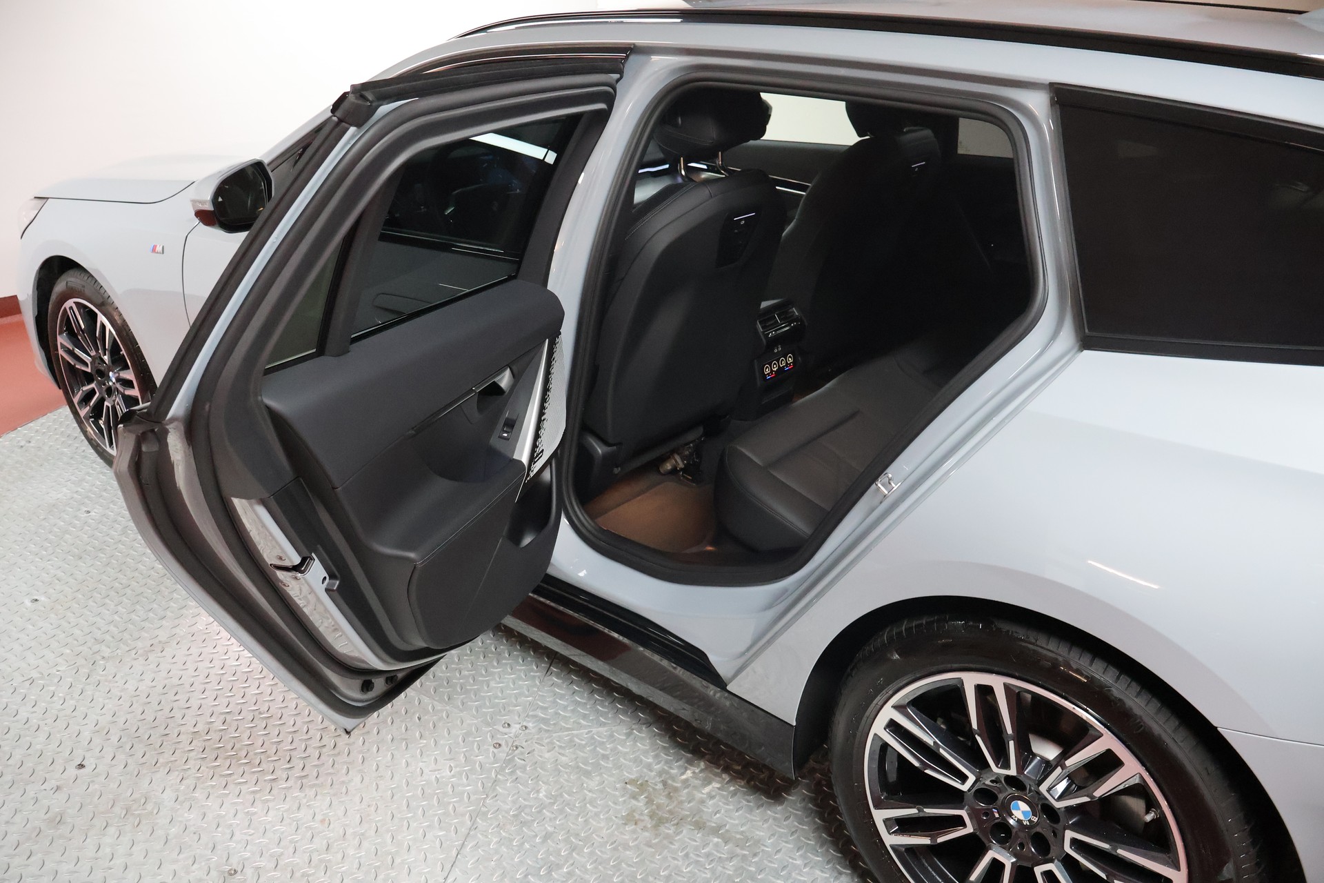 BMW 520d xDrive 48V Touring M Sport Steptronic-image-15
