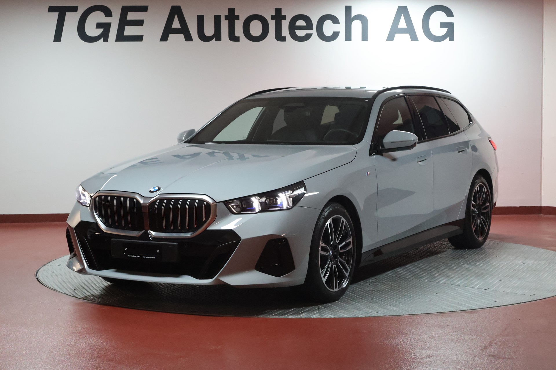 BMW 520d xDrive 48V Touring M Sport Steptronic-image-0