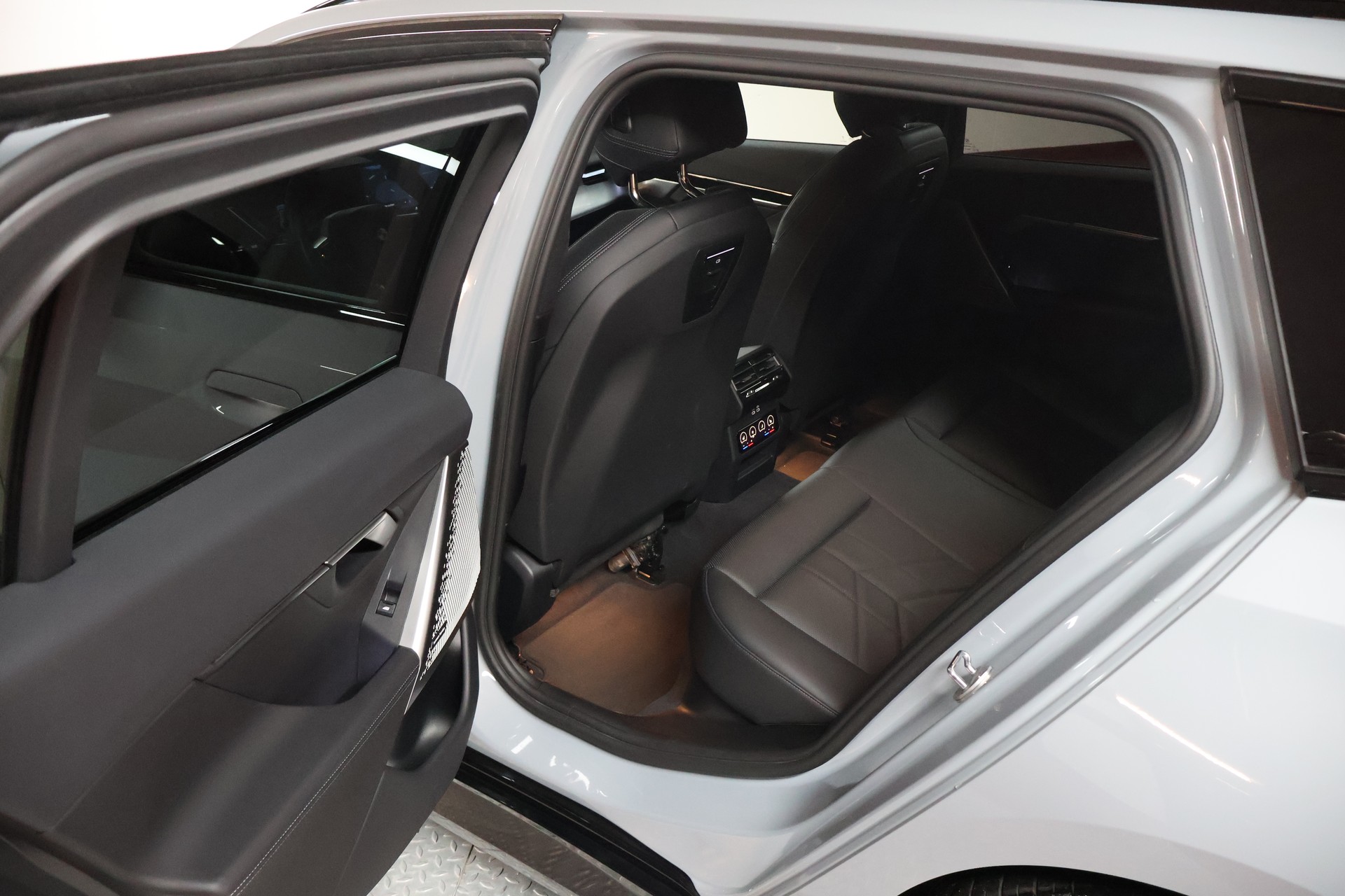BMW 520d xDrive 48V Touring M Sport Steptronic-image-16