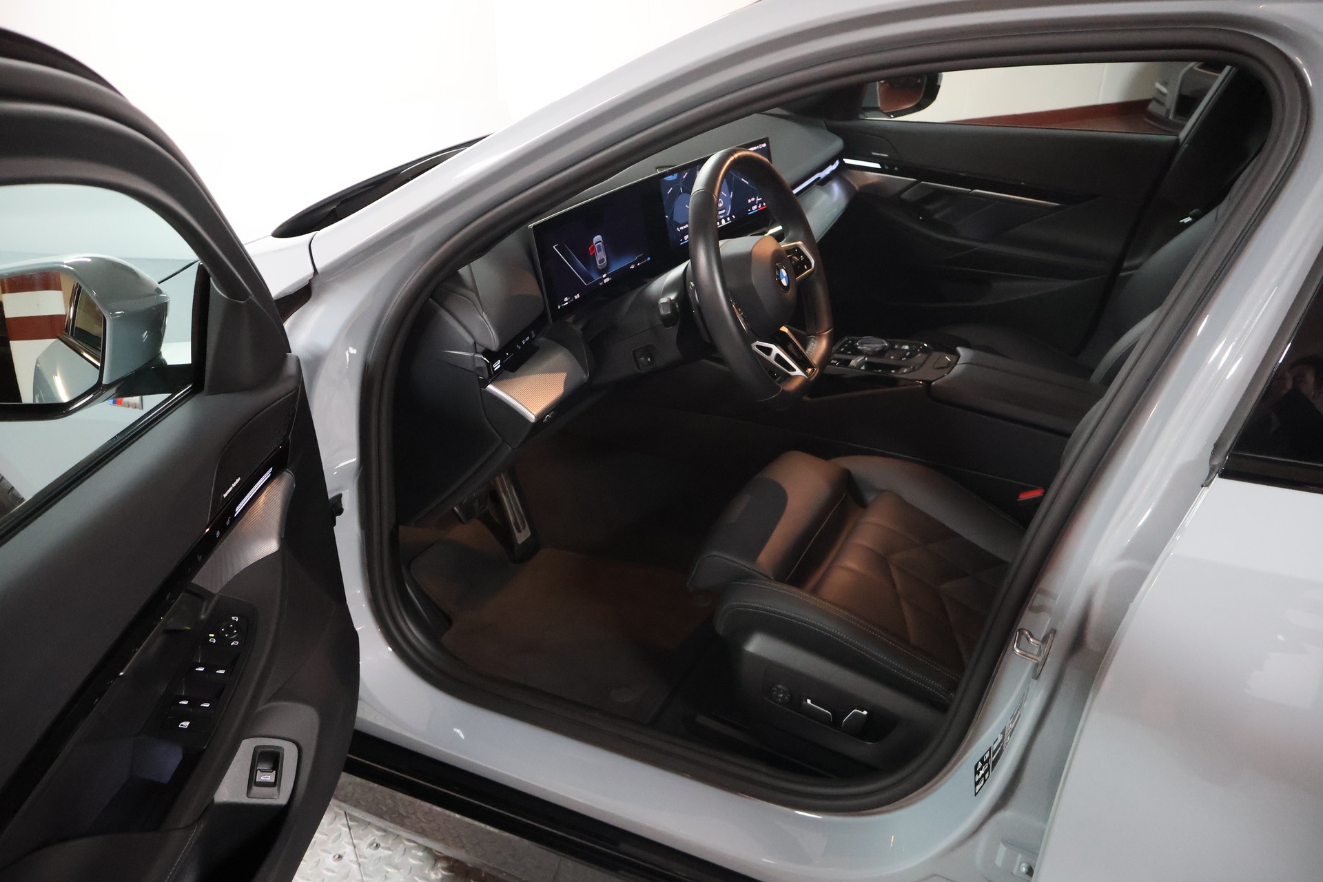 BMW 520d xDrive 48V Touring M Sport Steptronic-image-6
