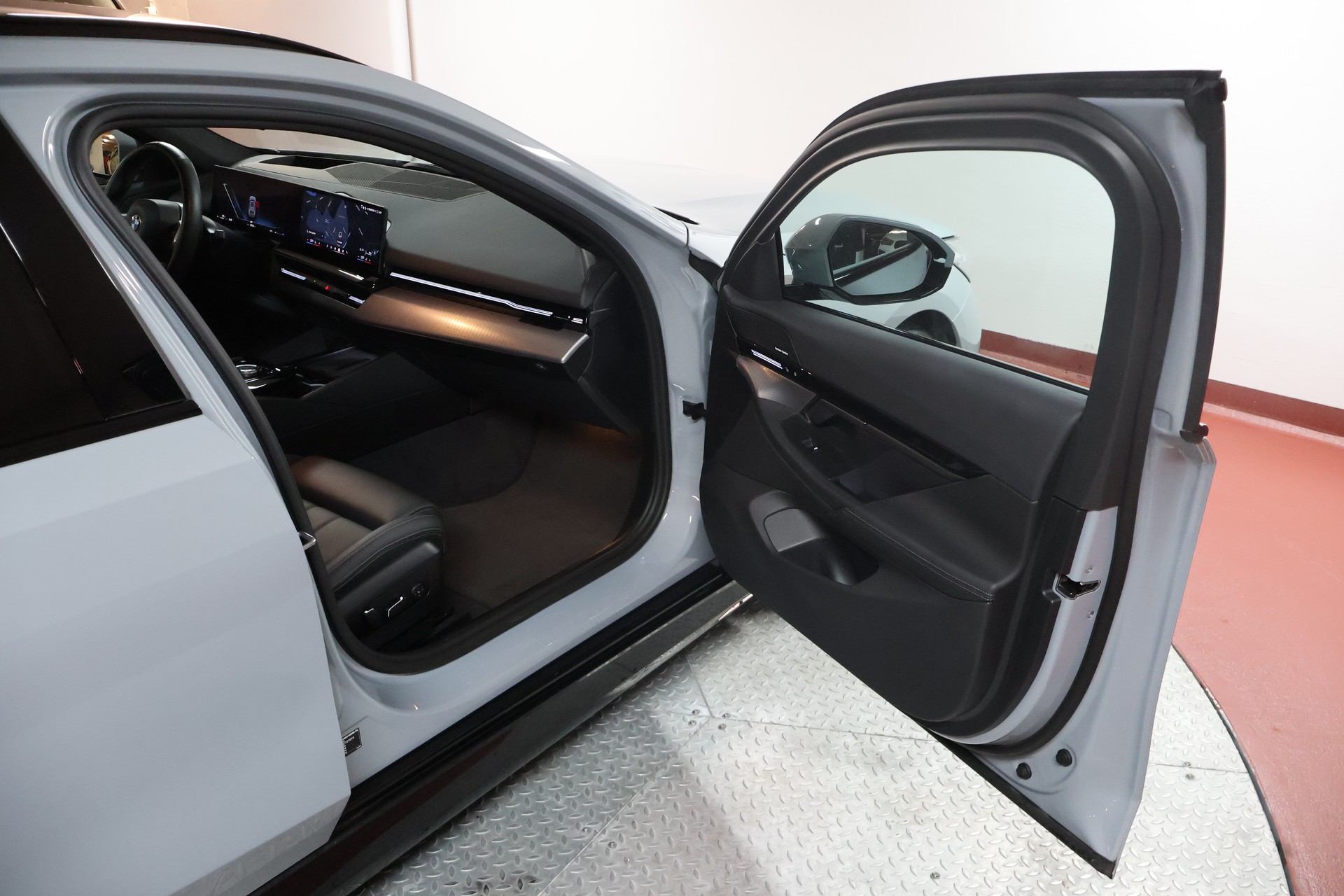 BMW 520d xDrive 48V Touring M Sport Steptronic-image-13