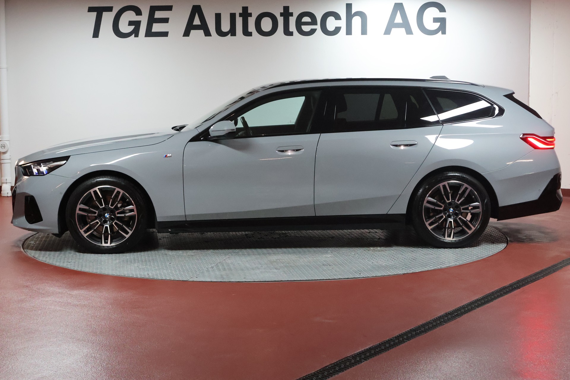 BMW 520d xDrive 48V Touring M Sport Steptronic-image-3