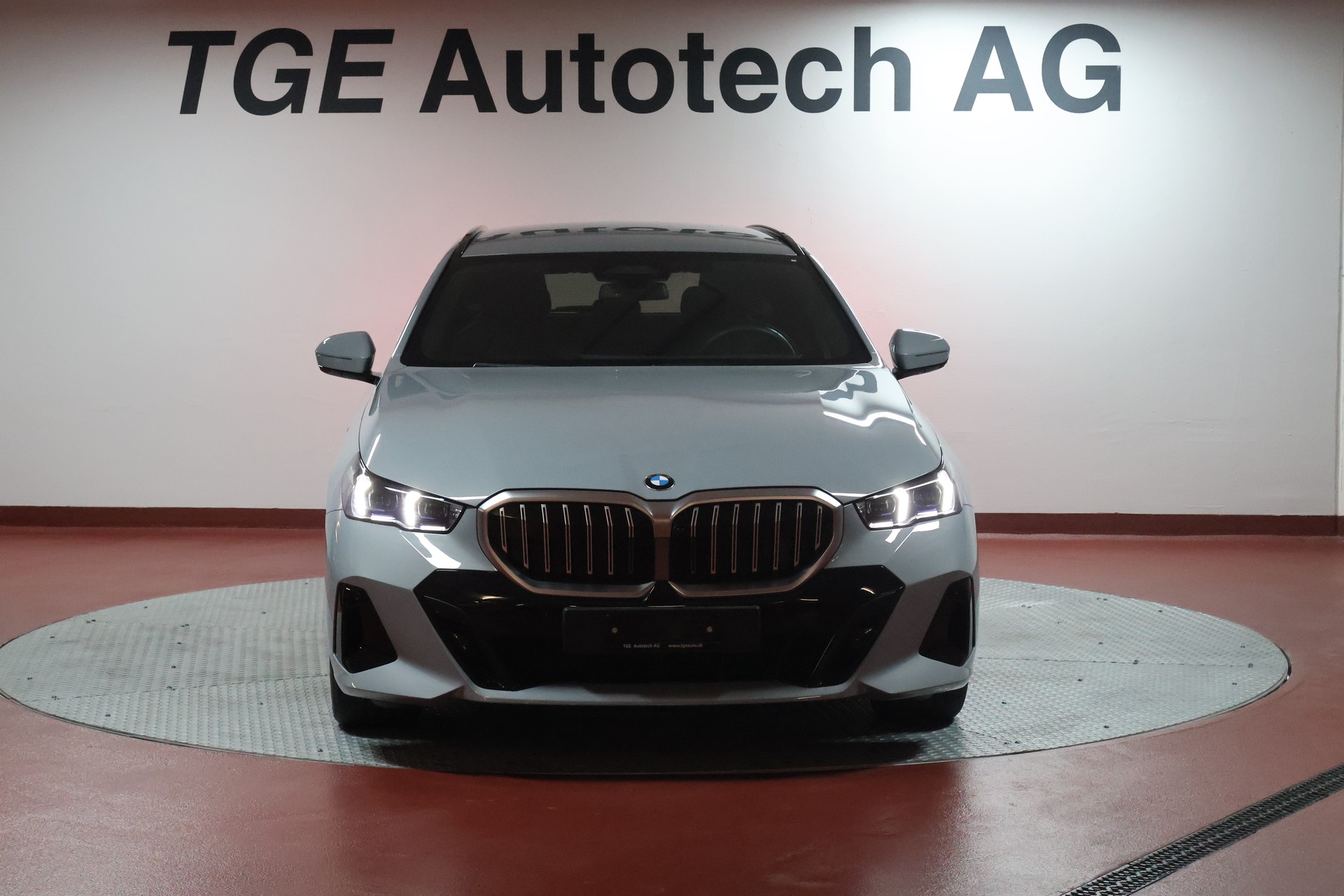 BMW 520d xDrive 48V Touring M Sport Steptronic-image-1