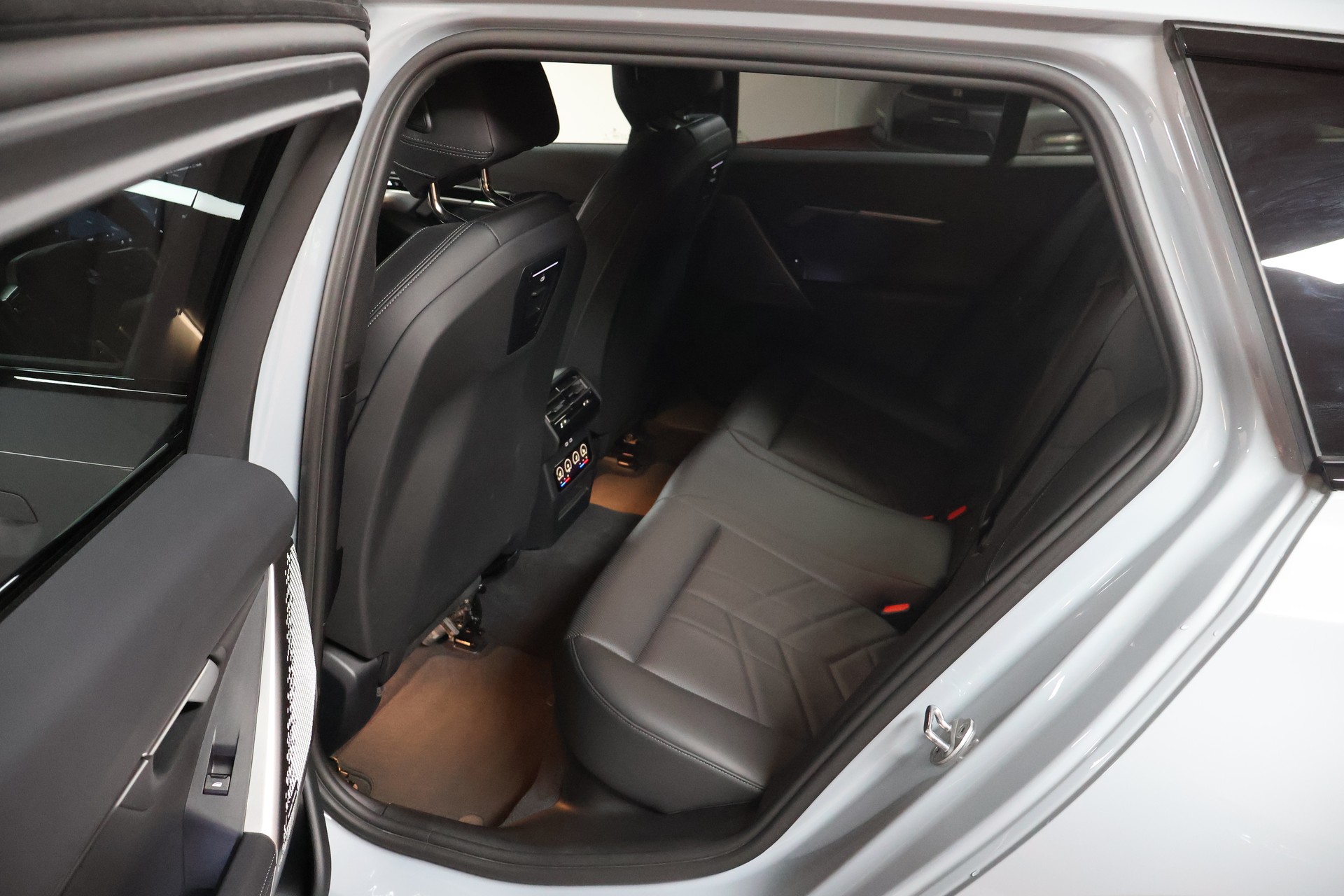 BMW 520d xDrive 48V Touring M Sport Steptronic-image-17