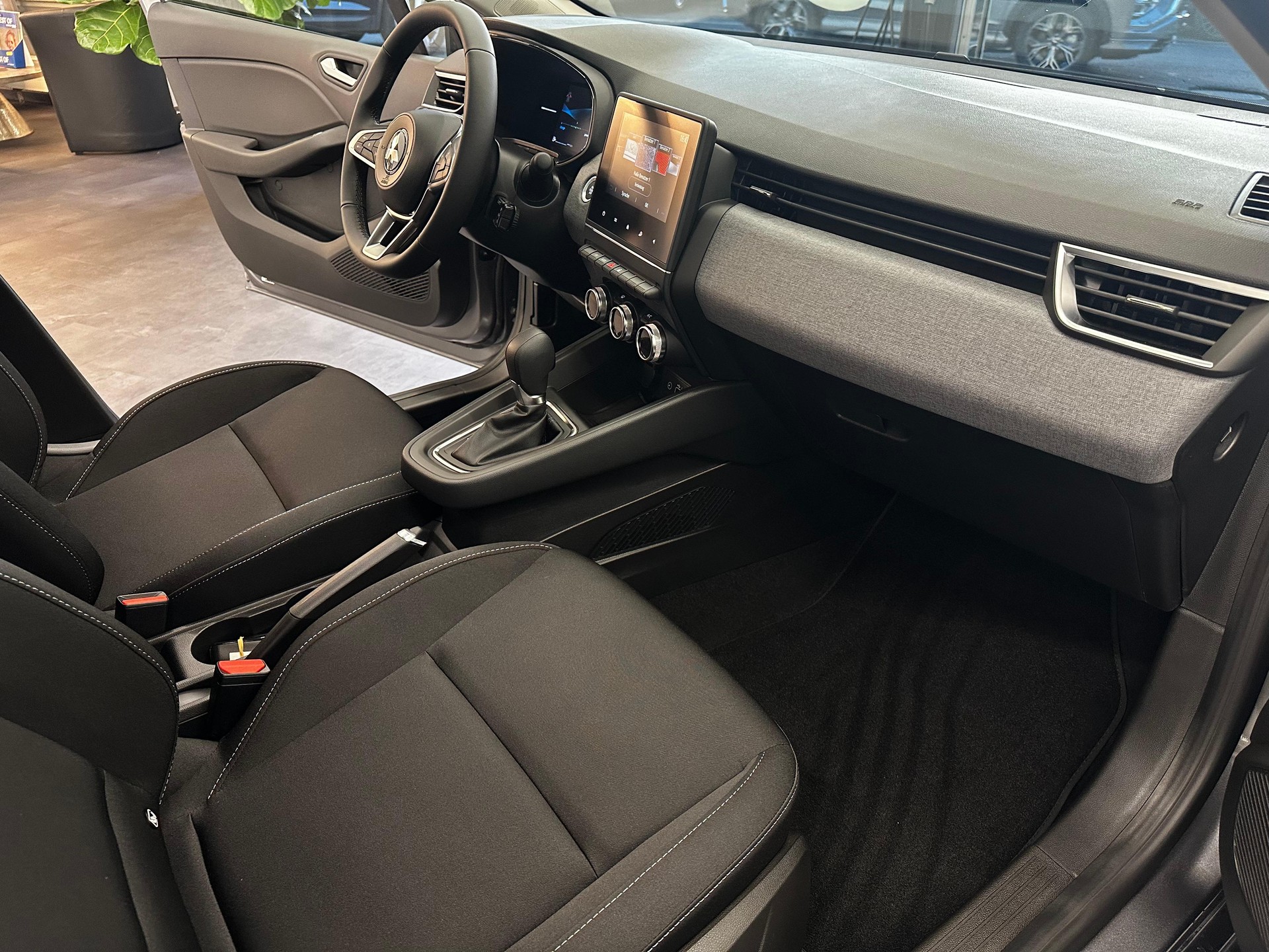 MITSUBISHI Colt 1.6 HEV Invite+-image-13