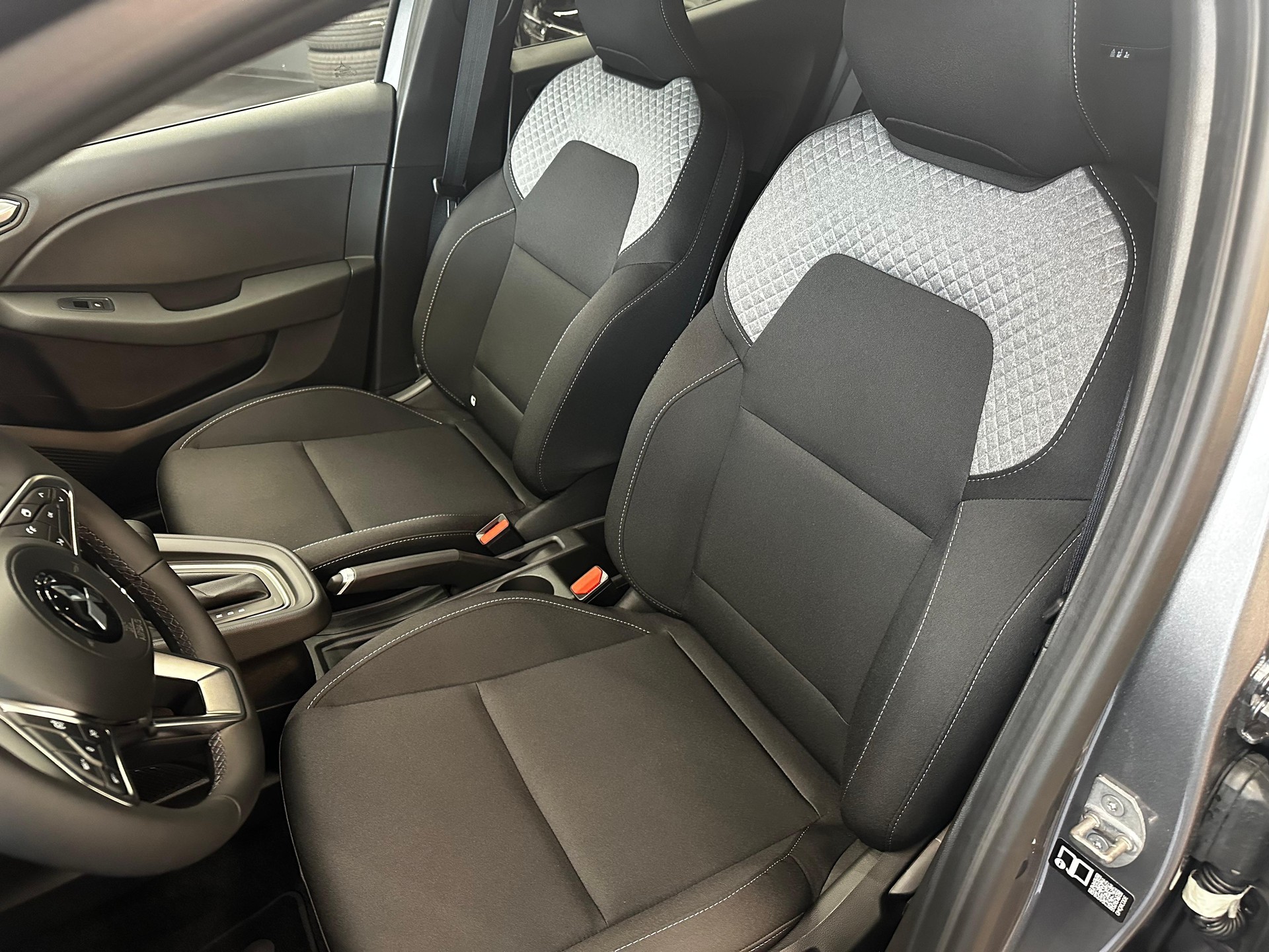 MITSUBISHI Colt 1.6 HEV Invite+-image-10