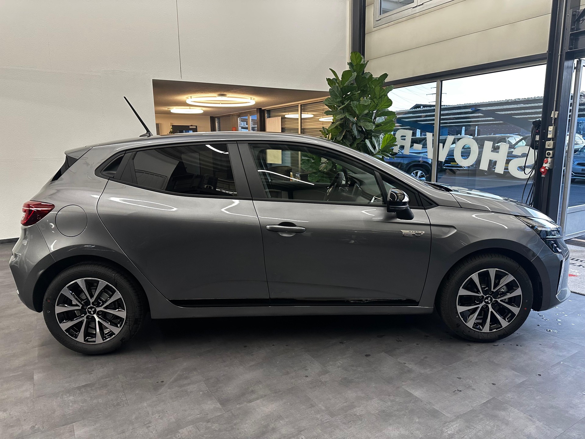 MITSUBISHI Colt 1.6 HEV Invite+-image-5