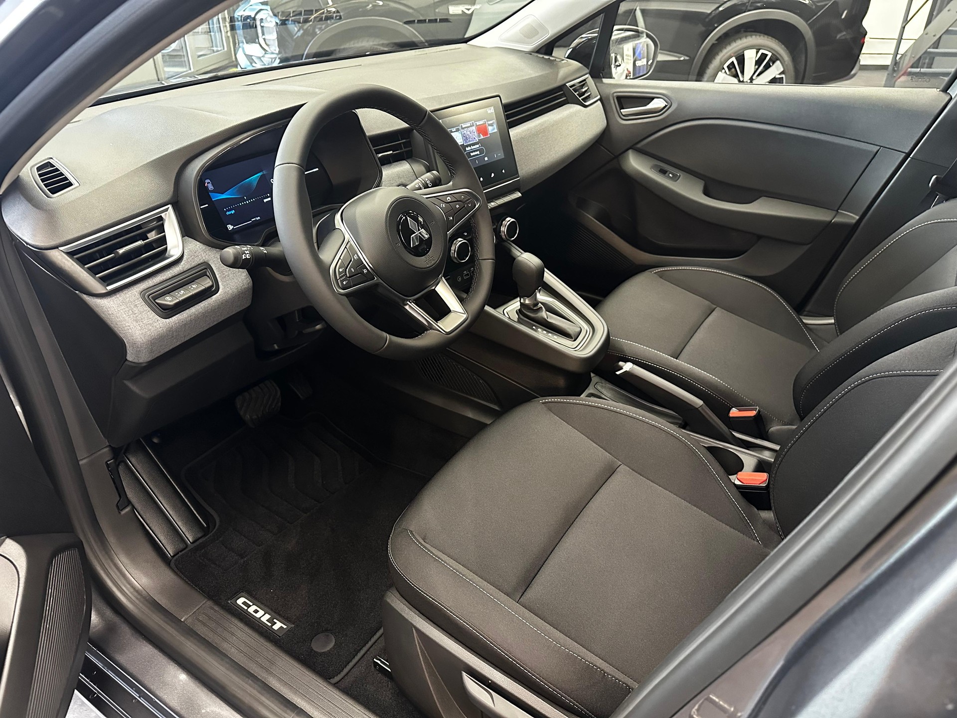 MITSUBISHI Colt 1.6 HEV Invite+-image-8