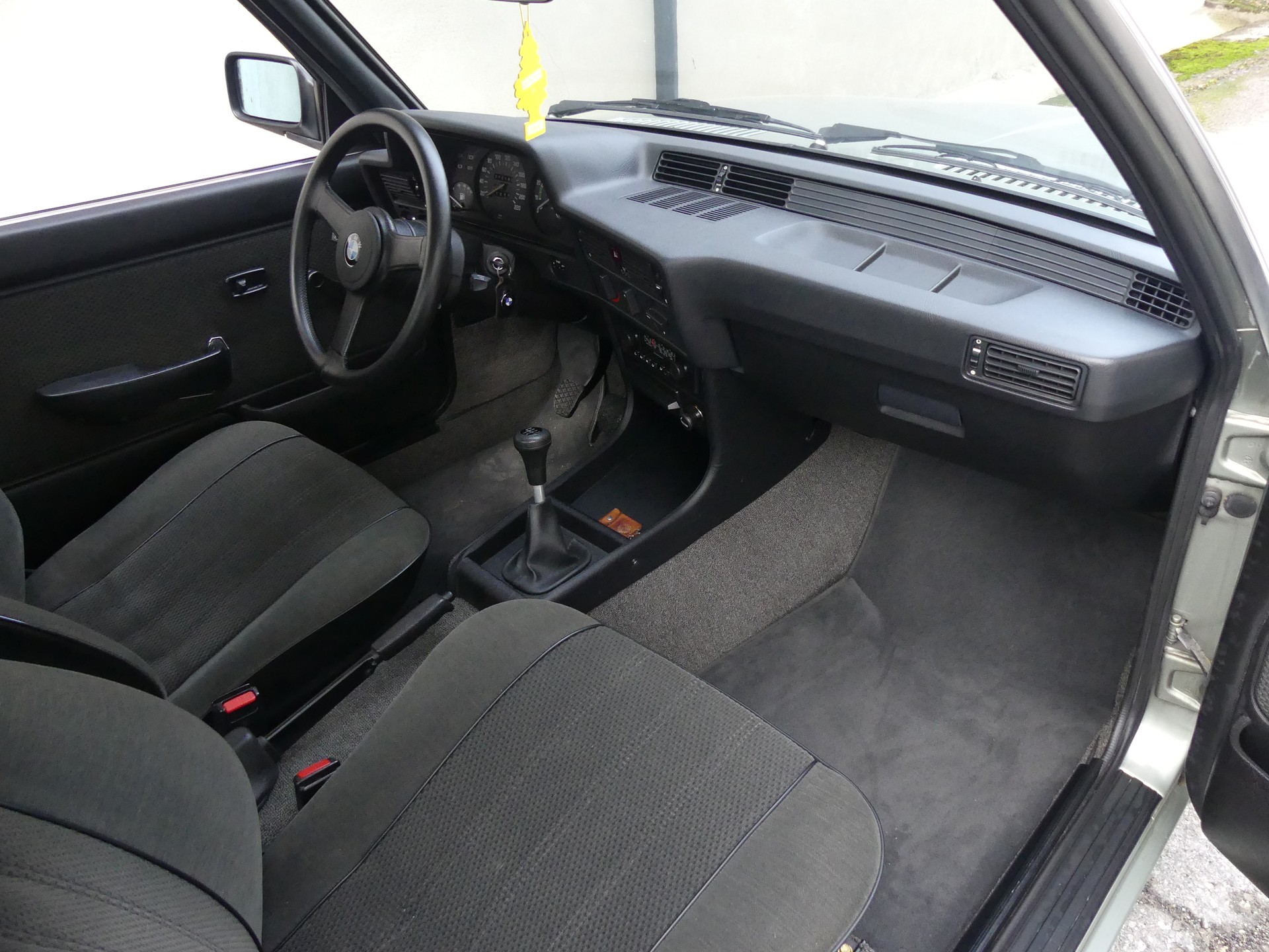 BMW 323 i (Vétéran)-image-8