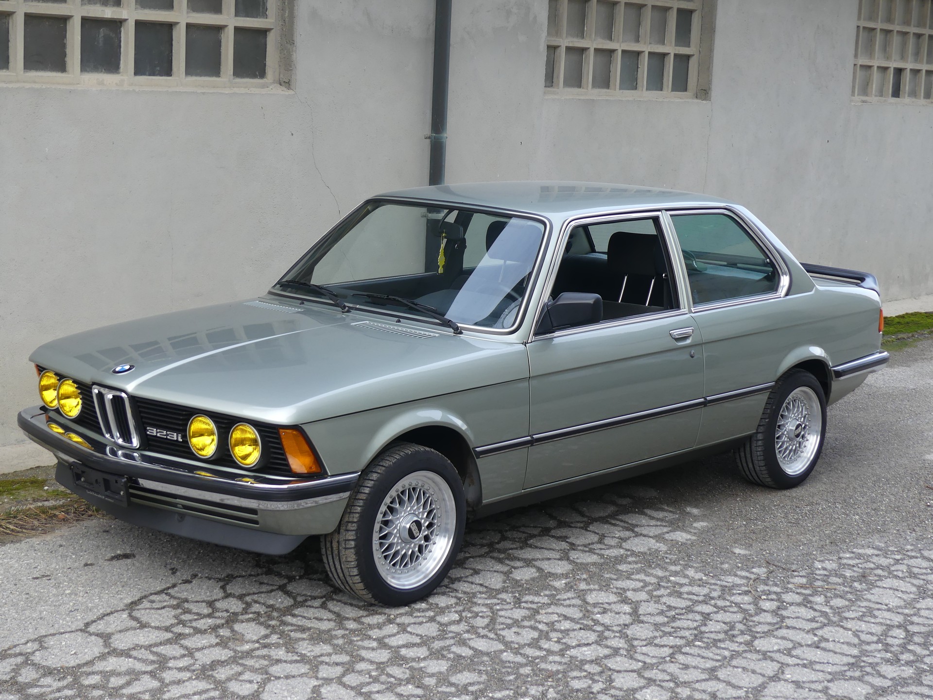 BMW 323 i (Vétéran)-image-5