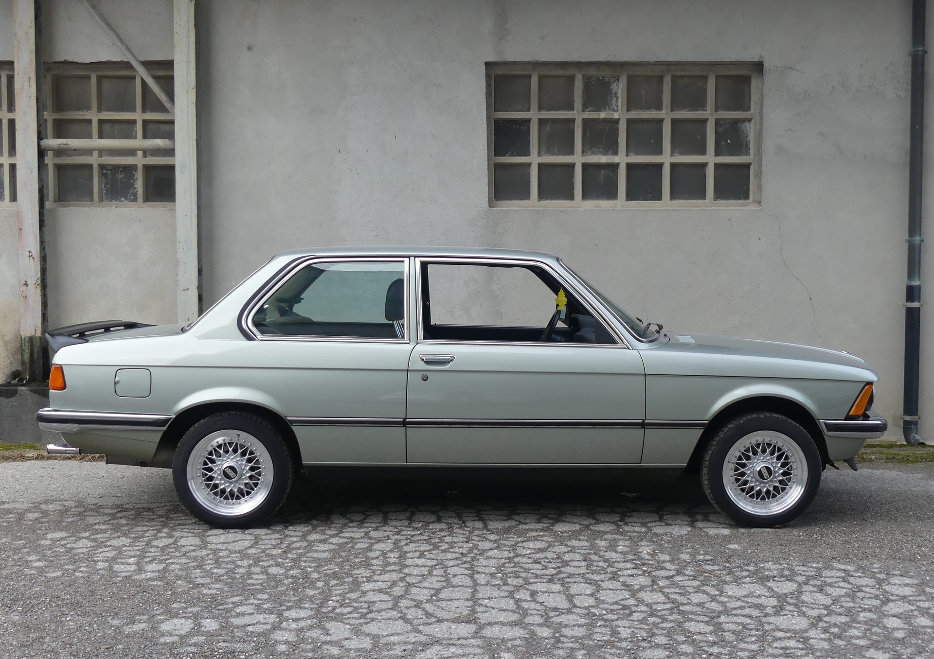 BMW 323 i (Vétéran)-image-3