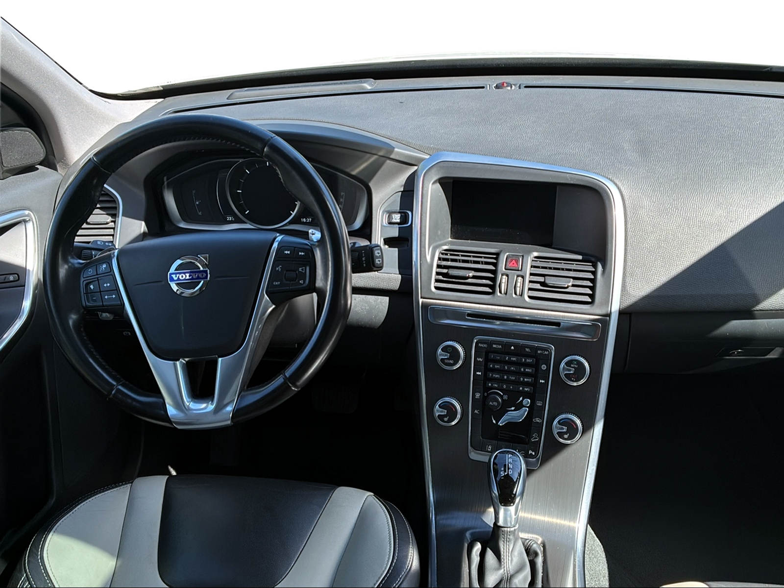 VOLVO XC60 2.4 D4 Momentum AWD S/S-image-10