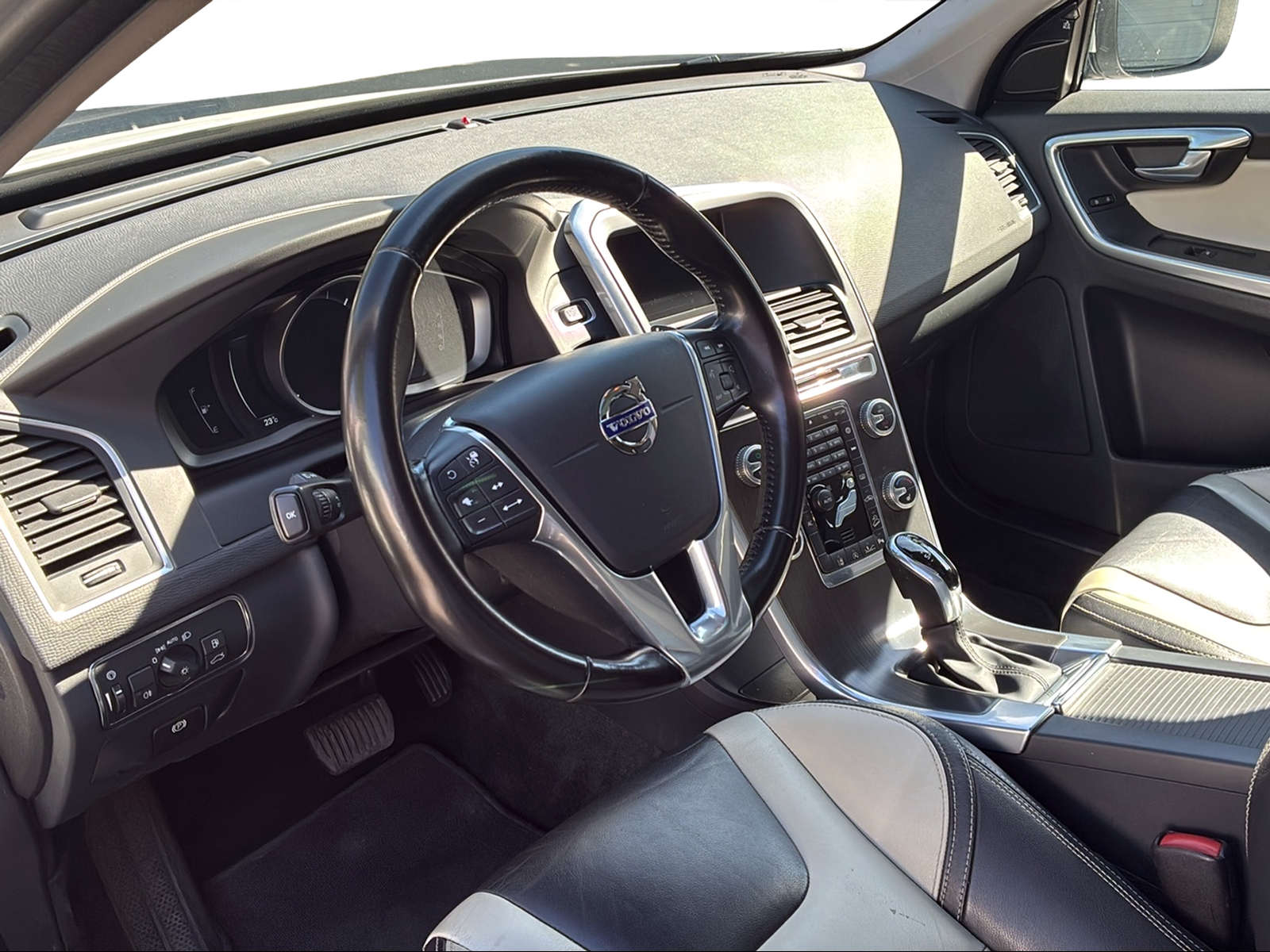 VOLVO XC60 2.4 D4 Momentum AWD S/S-image-9
