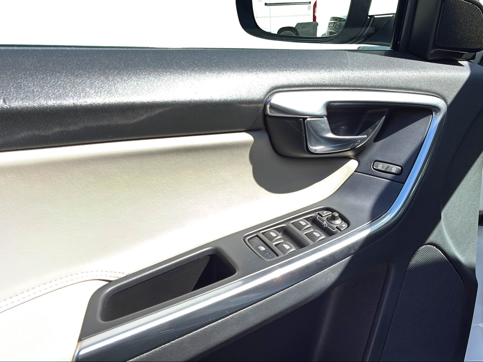 VOLVO XC60 2.4 D4 Momentum AWD S/S-image-12