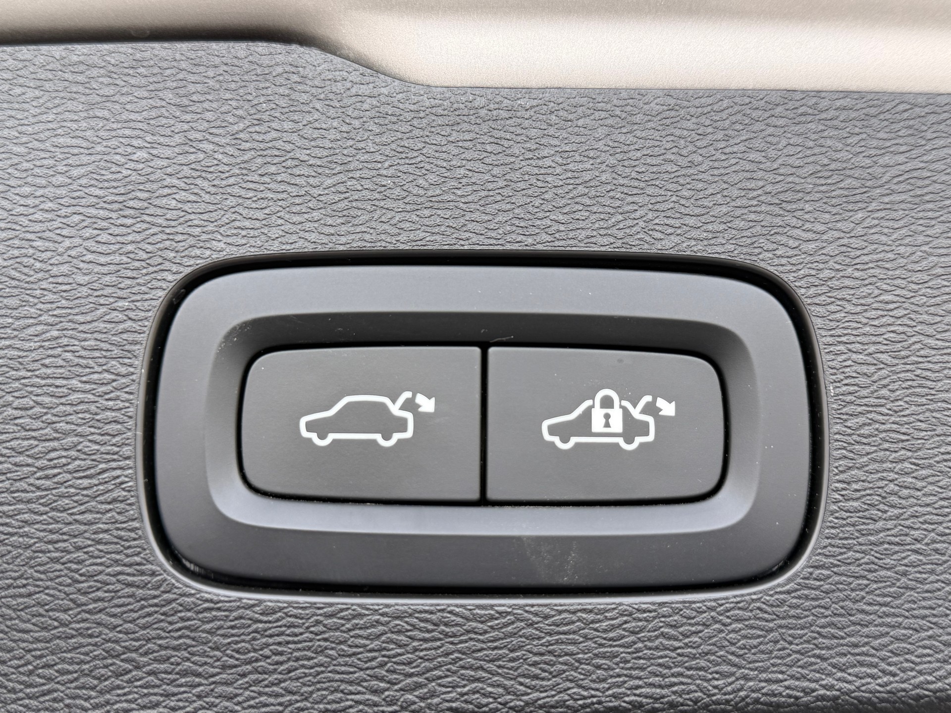VOLVO V60 B4 Diesel Mild Hybrid R-Design Geartronic-image-18