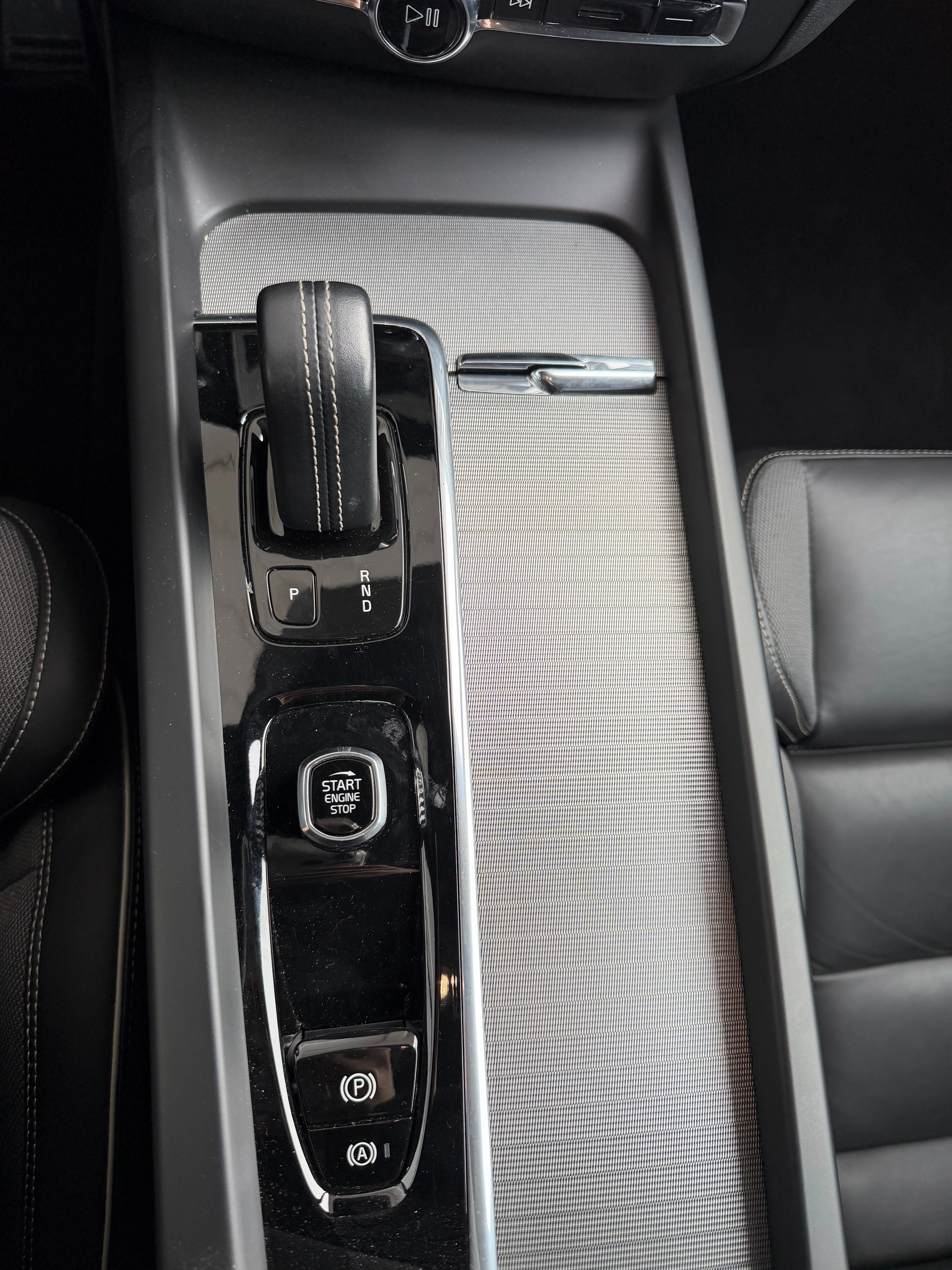 VOLVO V60 B4 Diesel Mild Hybrid R-Design Geartronic-image-11