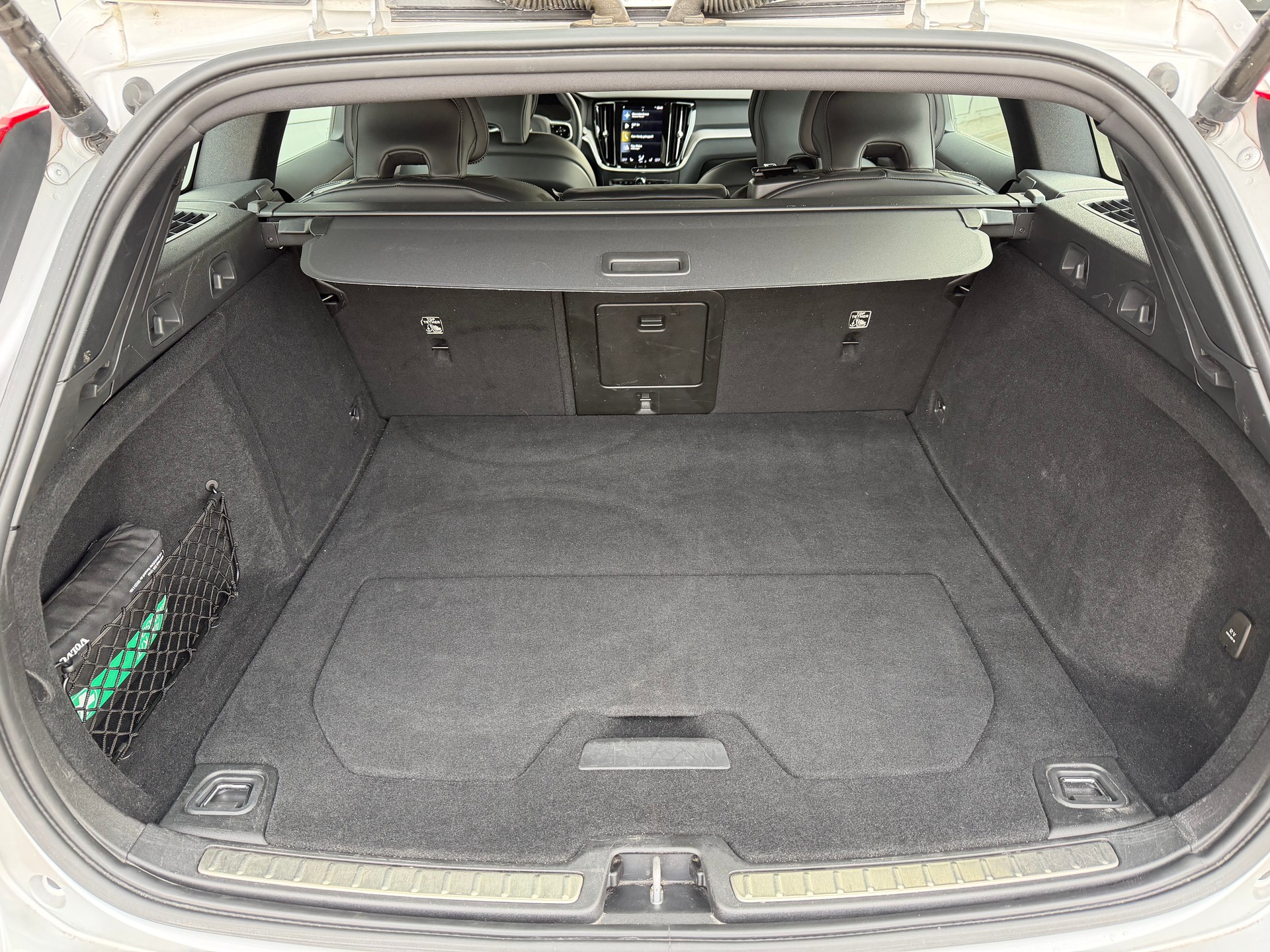 VOLVO V60 B4 Diesel Mild Hybrid R-Design Geartronic-image-17