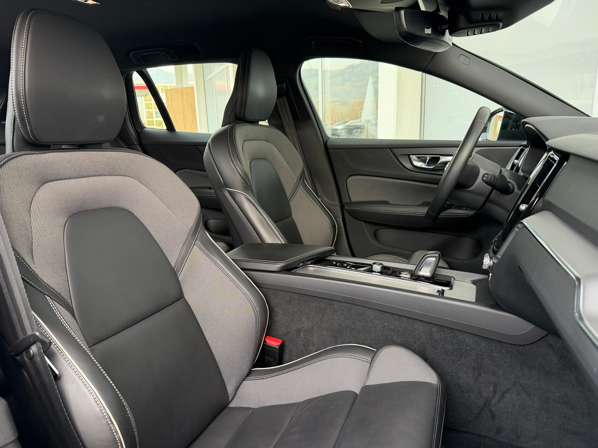 VOLVO V60 B4 Diesel Mild Hybrid R-Design Geartronic-image-3