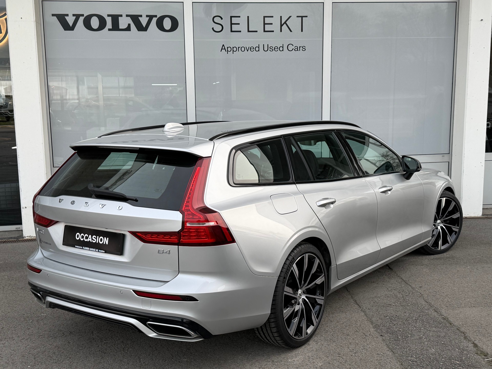 VOLVO V60 B4 Diesel Mild Hybrid R-Design Geartronic-image-1