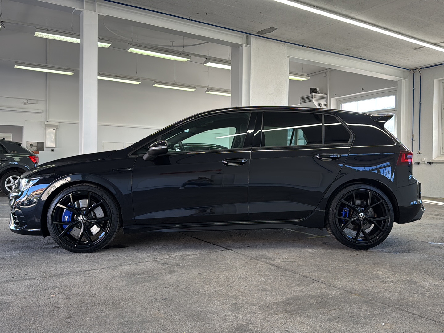 VW Golf 2.0 TSI R DSG 4Motion-image-2