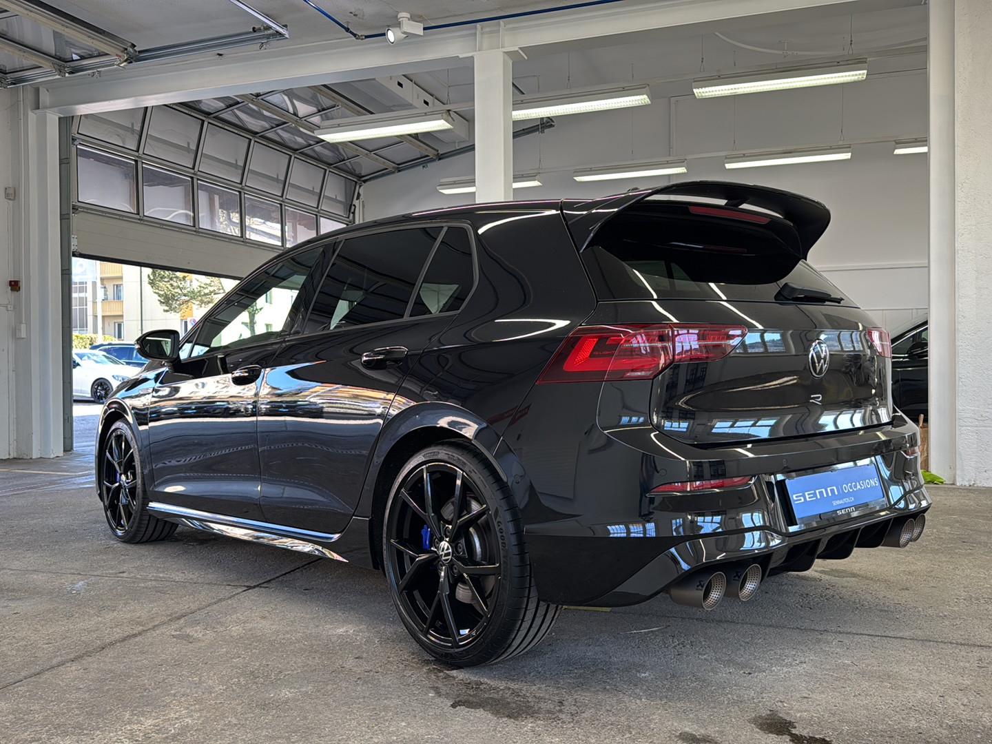 VW Golf 2.0 TSI R DSG 4Motion-image-3