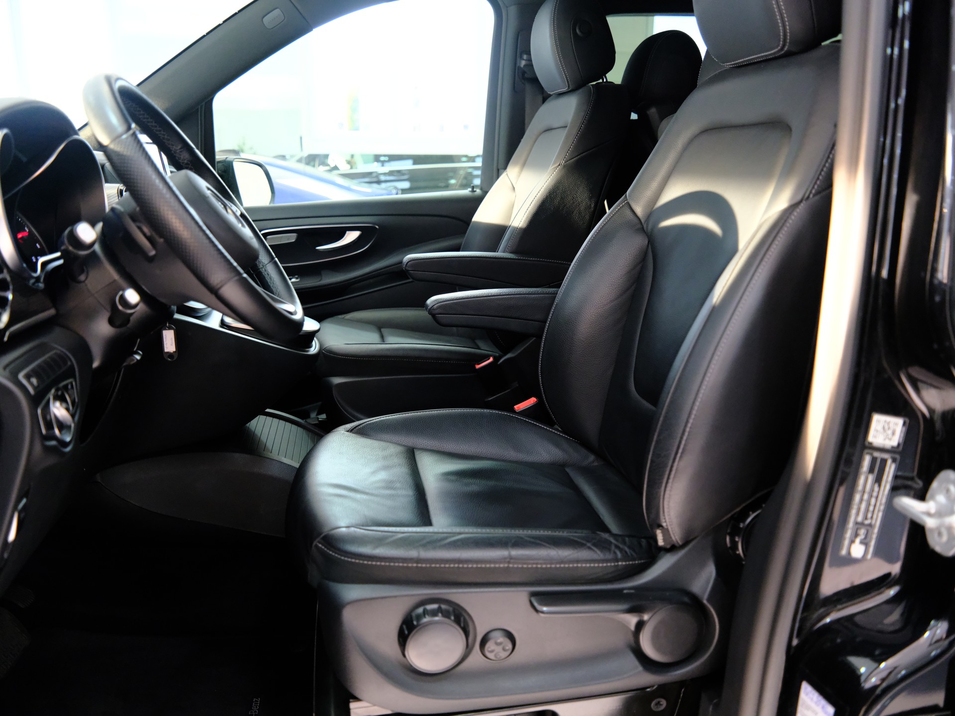 MERCEDES-BENZ V 250 d extralang 4Matic 9G-Tronic-image-10