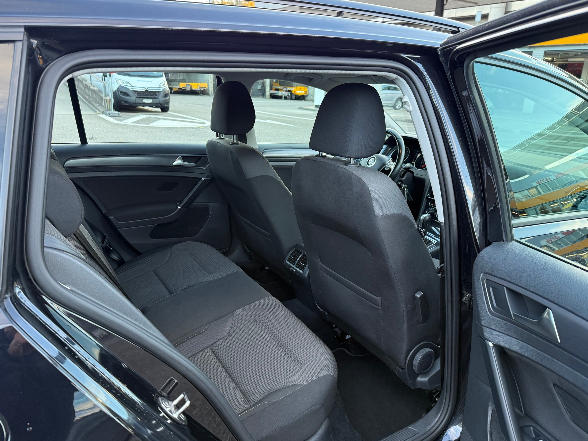 VW Golf Variant 1.4 TSI Comfortline DSG / Ab MFK / Servicegepflegt bei VW / 8-fach bereift / Navi / Sitzheizung / Facelift-image-10