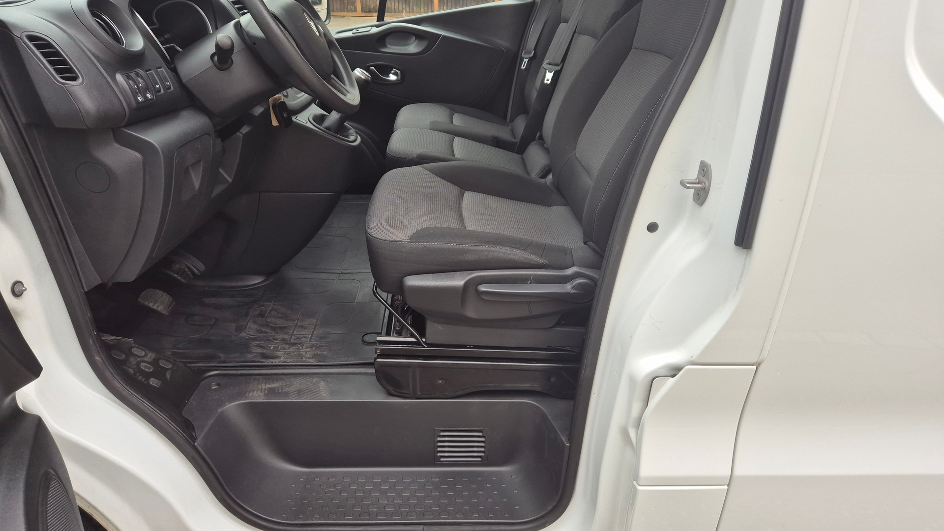 RENAULT Trafic 2.0 Energy dCi 120 3.0t Business L1H1-image-6
