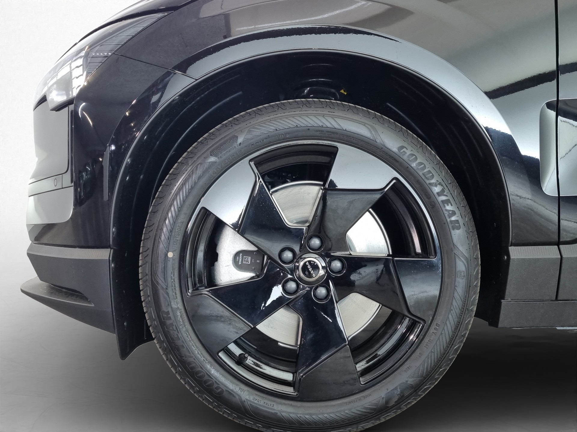 VOLVO EX 30 Twin Motor Performance Plus AWD-image-15