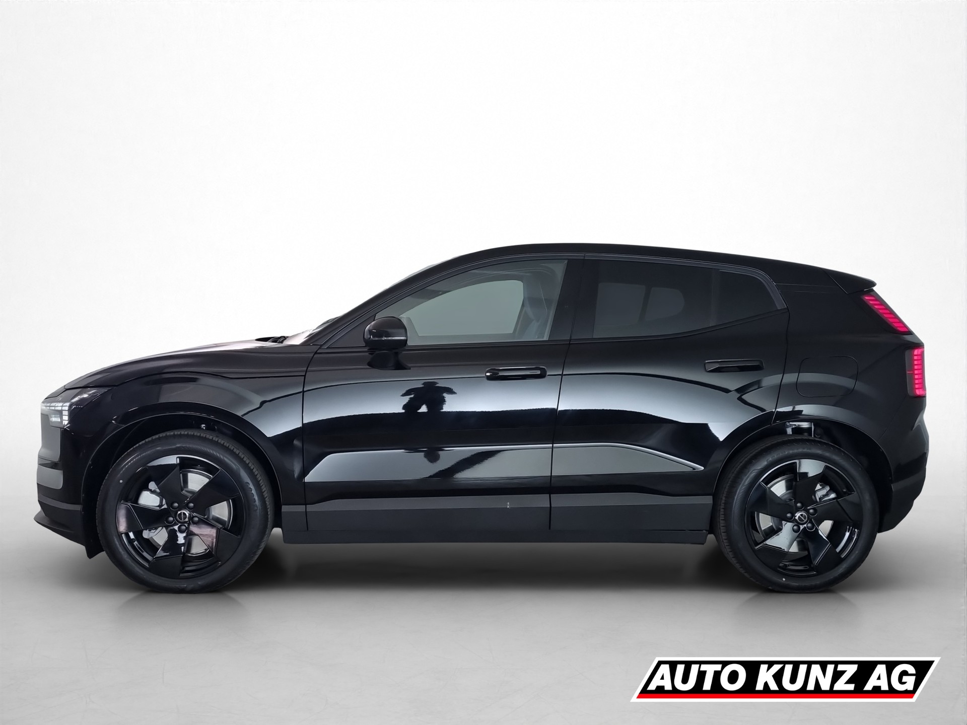 VOLVO EX 30 Twin Motor Performance Plus AWD-image-2