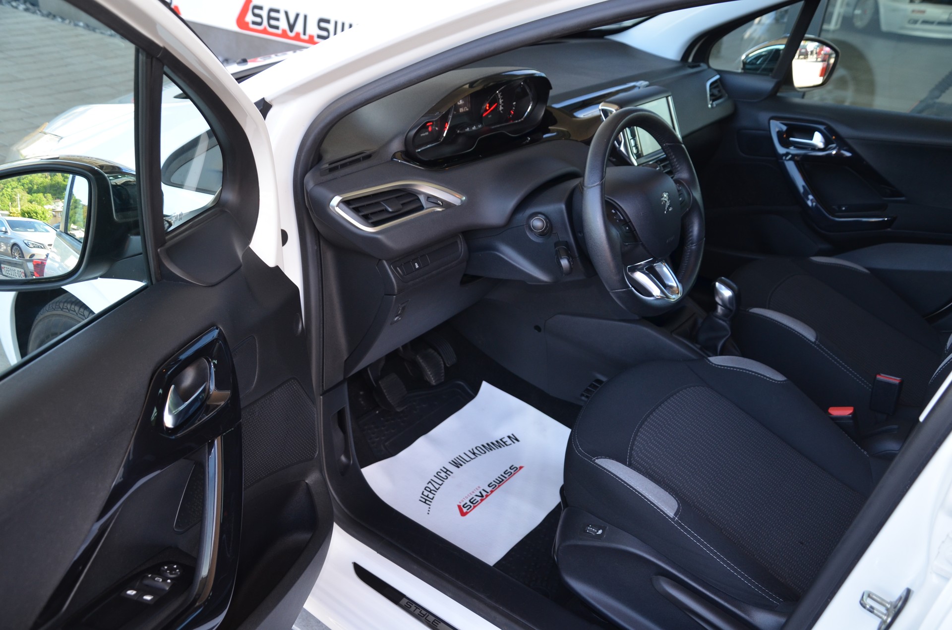 PEUGEOT 208 1.2 VTI Style*Ab MFK,1 Jahr oder 20'000km Garantie*-image-9