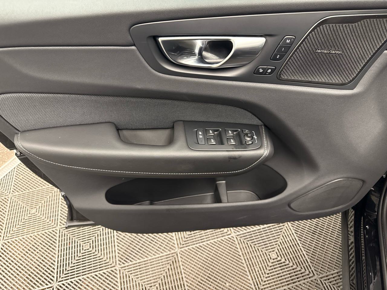 VOLVO XC60 B5 MHD AWD Black Edition Plus Geartronic-image-5