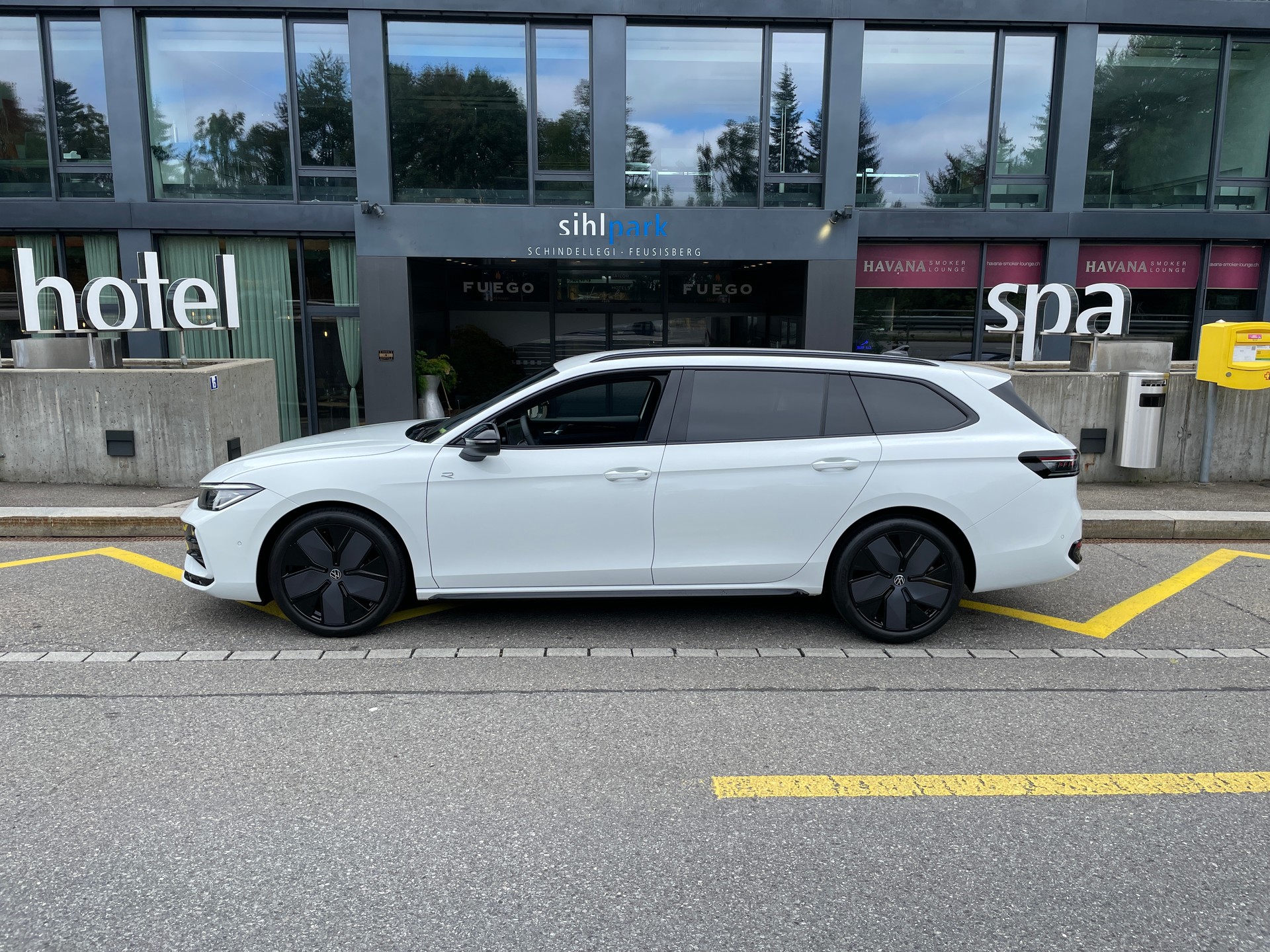 VW Passat SC 1.5 eTSI 150 DSG R-Line inkl. Park & Comfort mit Safe-Sicherung-image-8