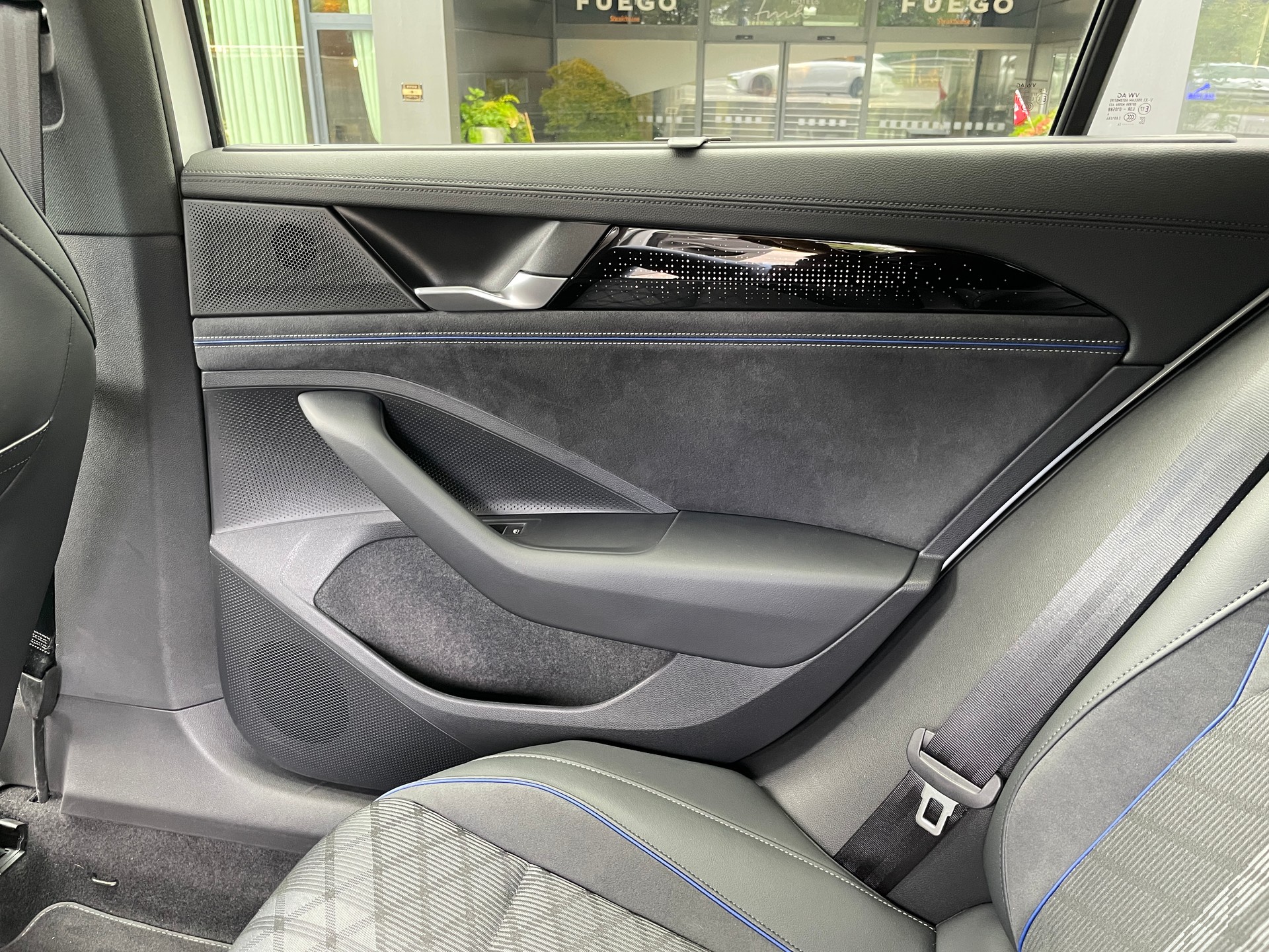 VW Passat SC 1.5 eTSI 150 DSG R-Line inkl. Park & Comfort mit Safe-Sicherung-image-15