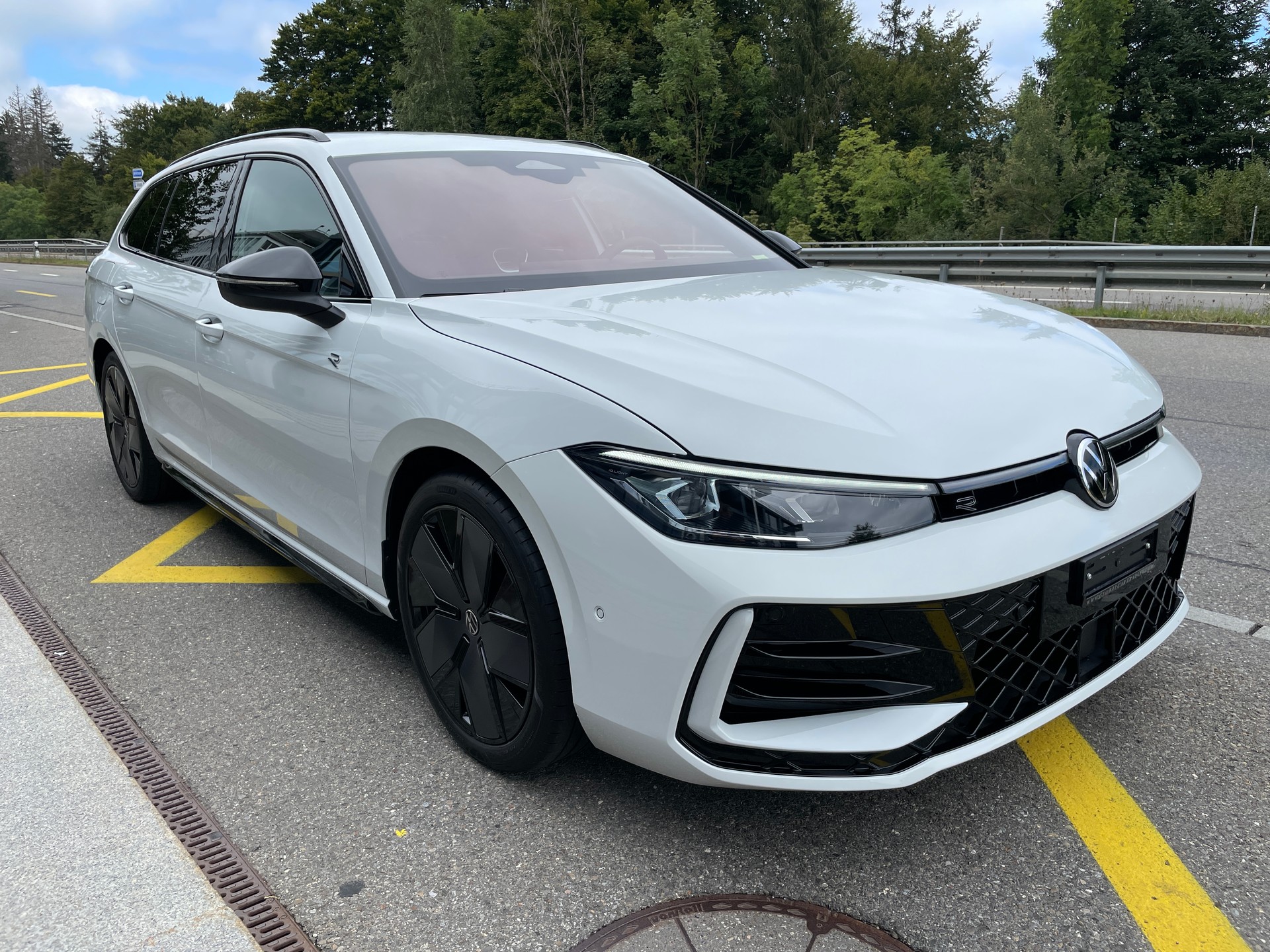 VW Passat SC 1.5 eTSI 150 DSG R-Line inkl. Park & Comfort mit Safe-Sicherung-image-2
