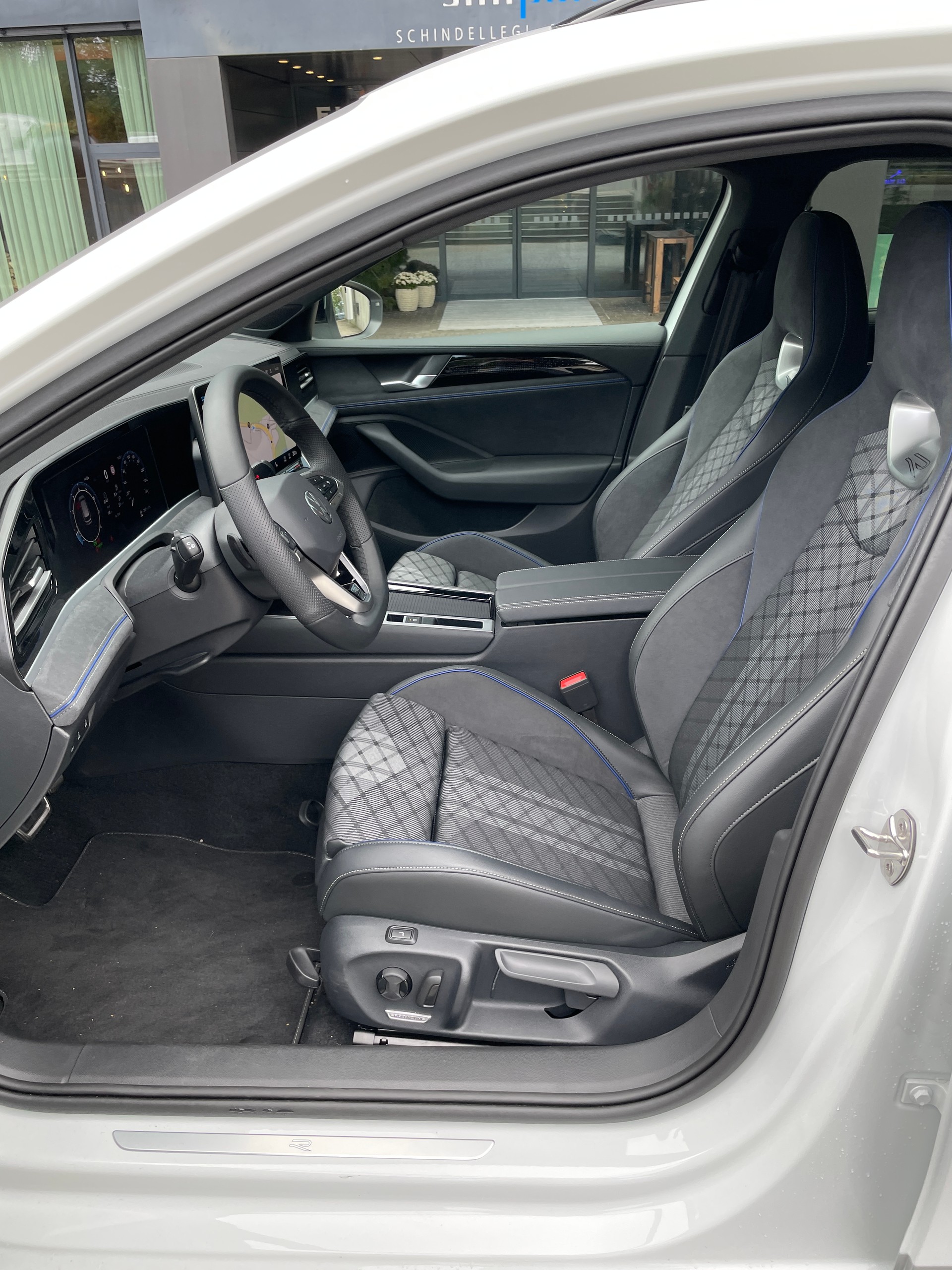 VW Passat SC 1.5 eTSI 150 DSG R-Line inkl. Park & Comfort mit Safe-Sicherung-image-11