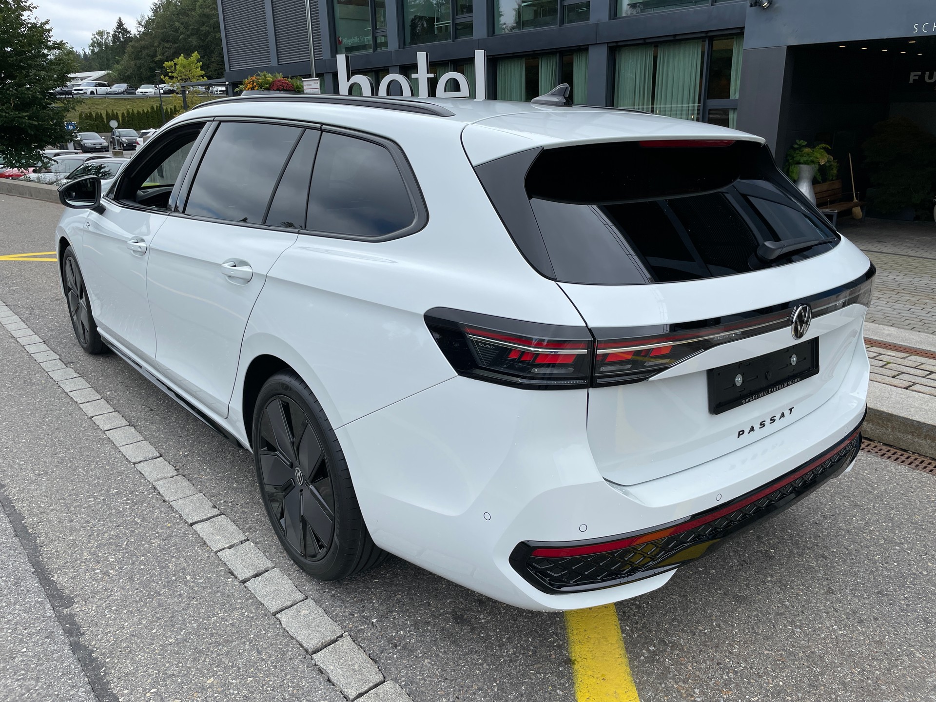 VW Passat SC 1.5 eTSI 150 DSG R-Line inkl. Park & Comfort mit Safe-Sicherung-image-7