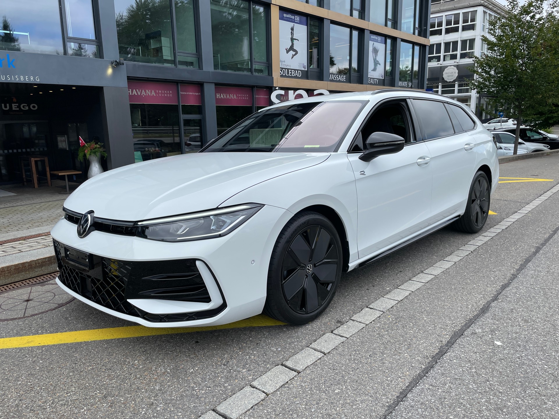 VW Passat SC 1.5 eTSI 150 DSG R-Line inkl. Park & Comfort mit Safe-Sicherung-image-0