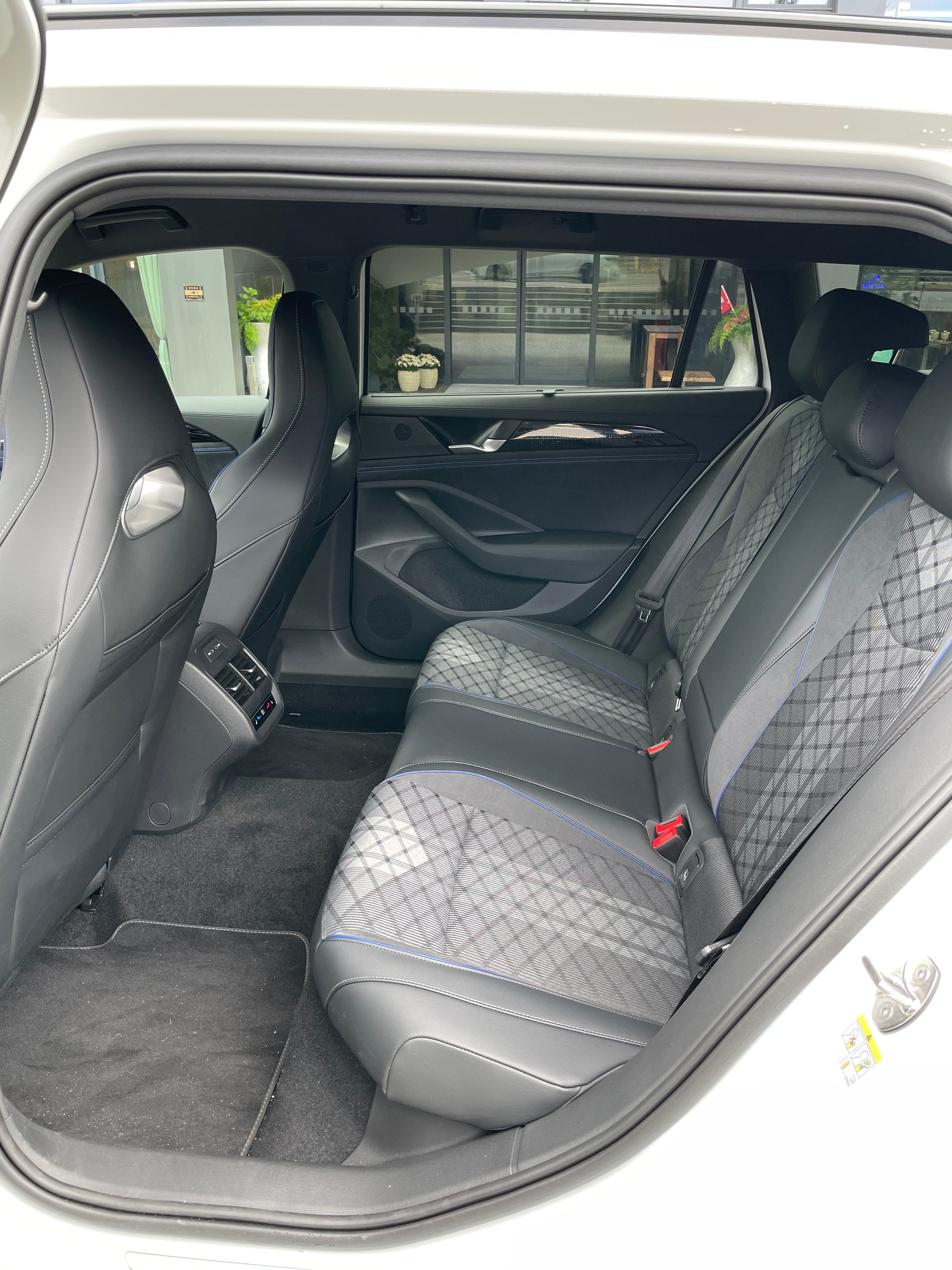 VW Passat SC 1.5 eTSI 150 DSG R-Line inkl. Park & Comfort mit Safe-Sicherung-image-14