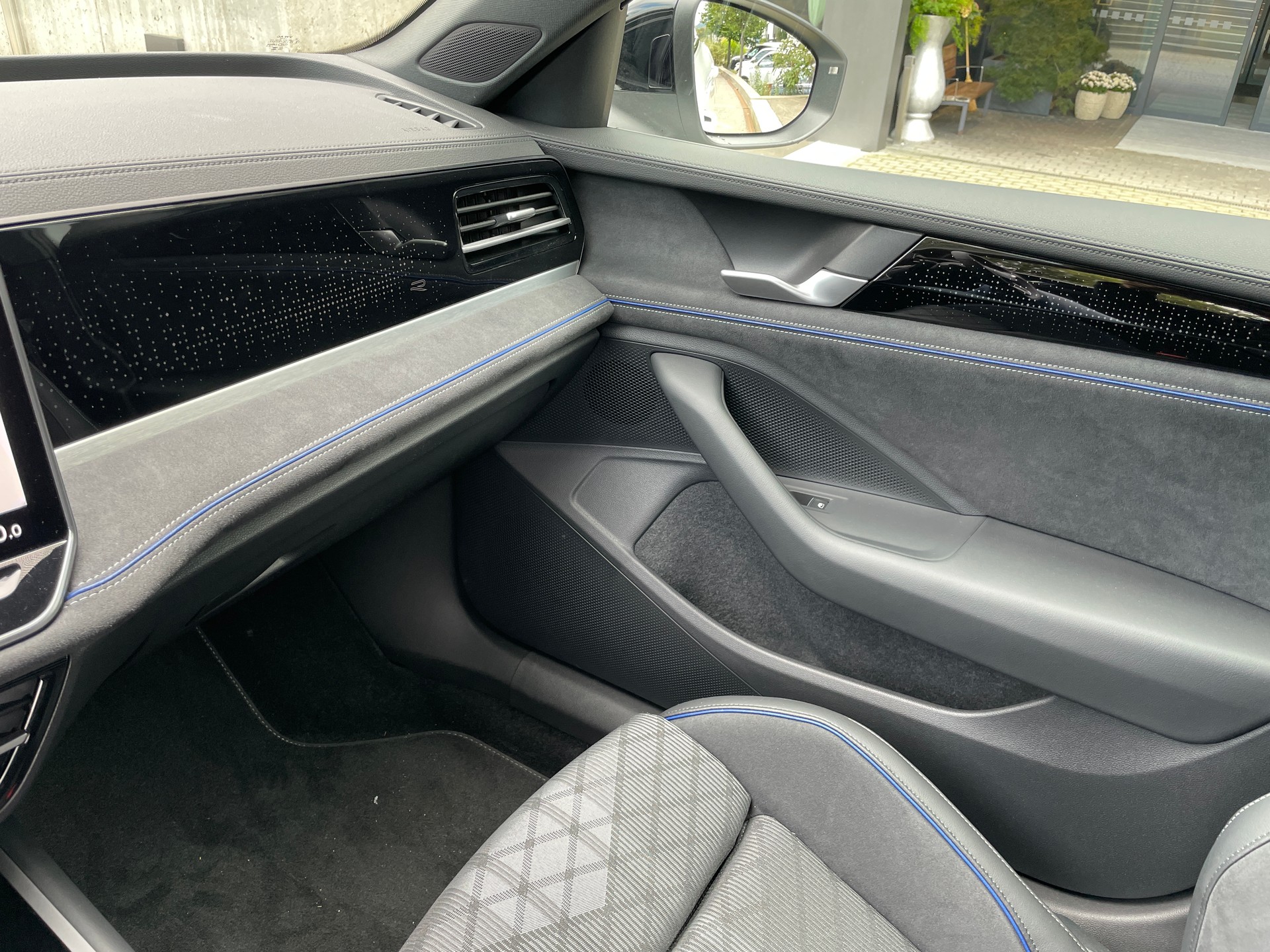 VW Passat SC 1.5 eTSI 150 DSG R-Line inkl. Park & Comfort mit Safe-Sicherung-image-24