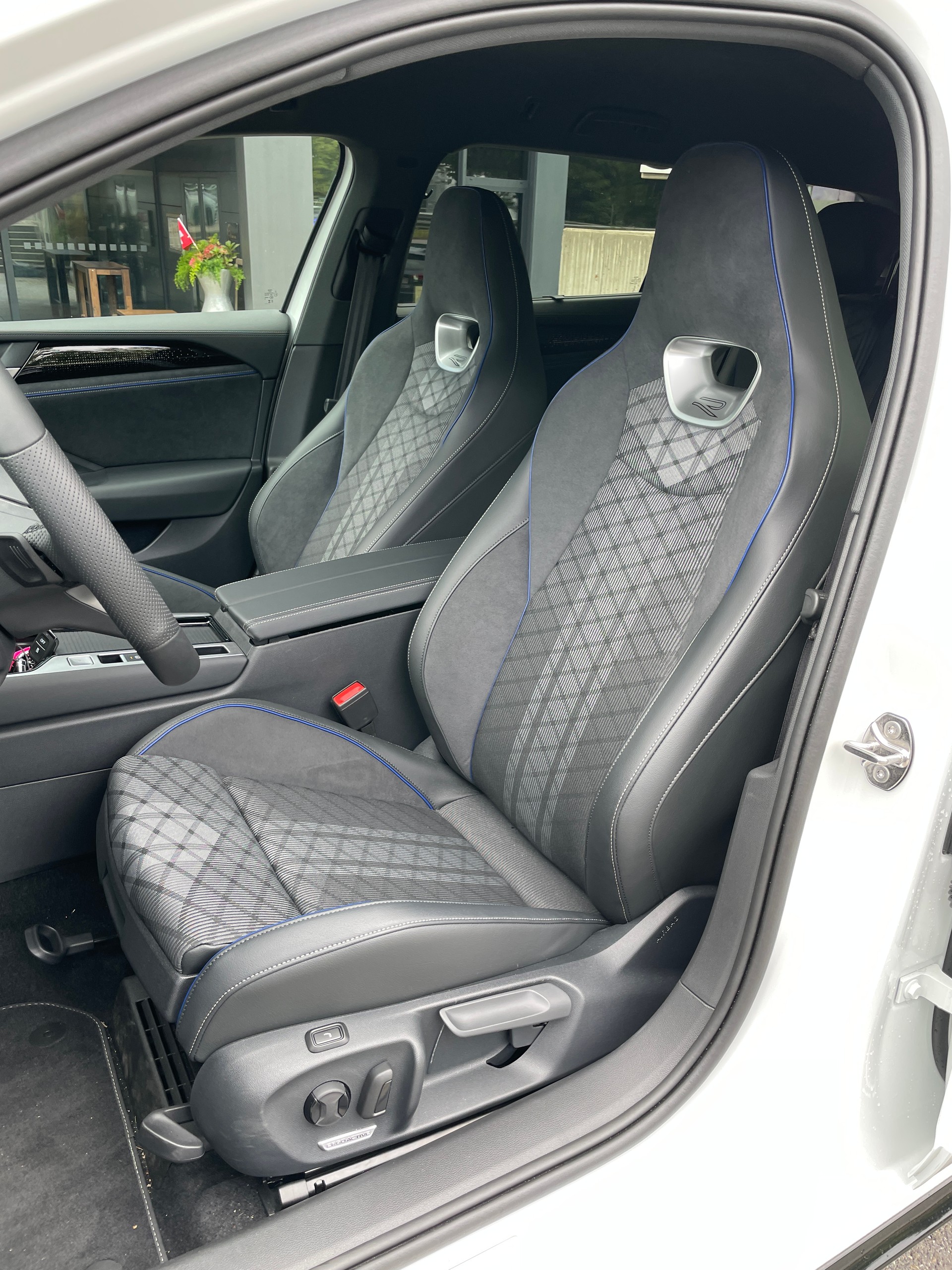 VW Passat SC 1.5 eTSI 150 DSG R-Line inkl. Park & Comfort mit Safe-Sicherung-image-12