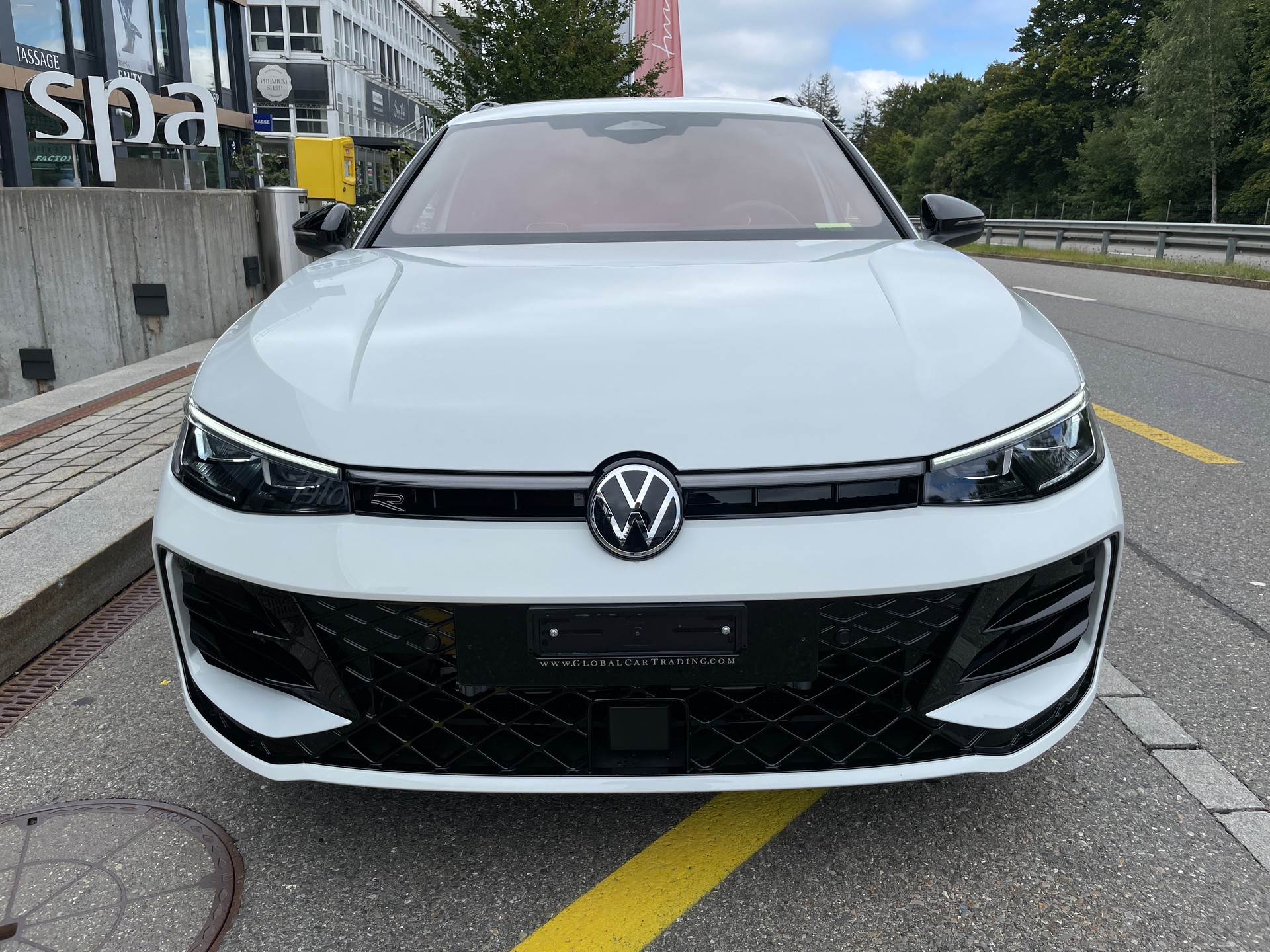 VW Passat SC 1.5 eTSI 150 DSG R-Line inkl. Park & Comfort mit Safe-Sicherung-image-1