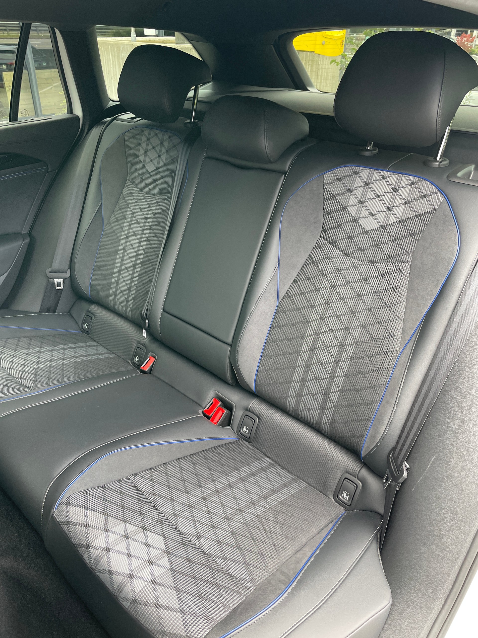 VW Passat SC 1.5 eTSI 150 DSG R-Line inkl. Park & Comfort mit Safe-Sicherung-image-13